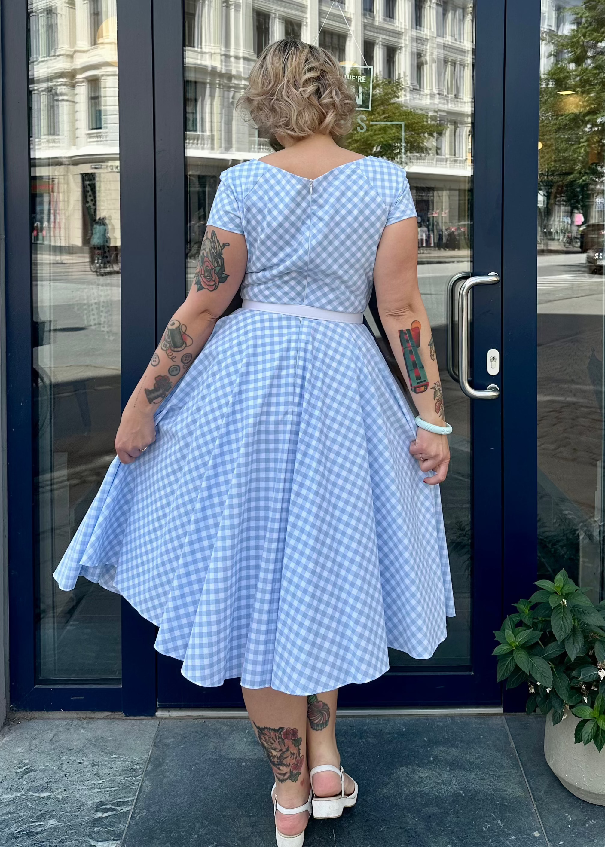 1950'er Hourglass swingkjole i lyseblå gingham tern swing kjole Pretty Dress Company 