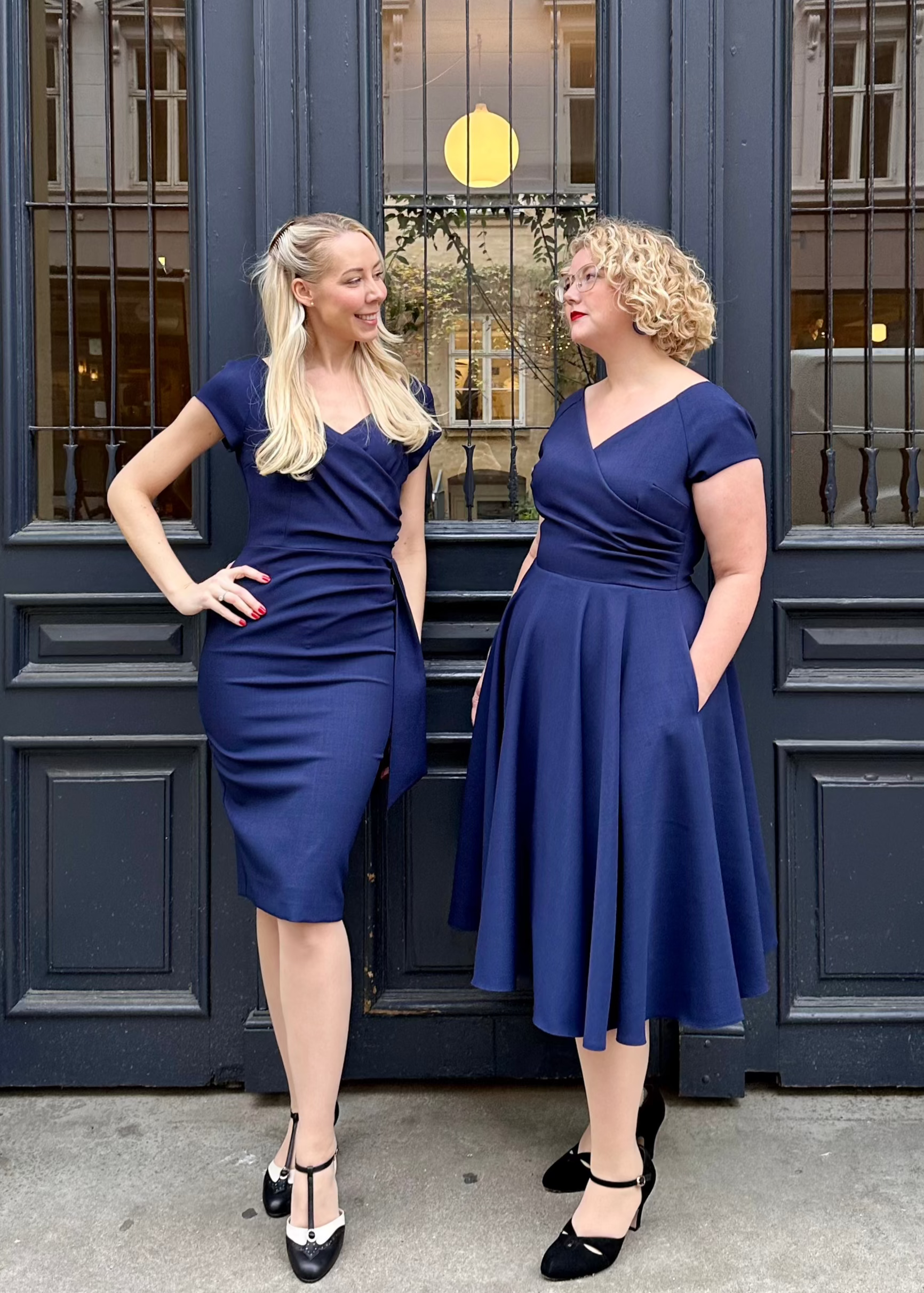 1950'er Hourglass swingkjole i navy blå Kjoler Pretty Dress Company 