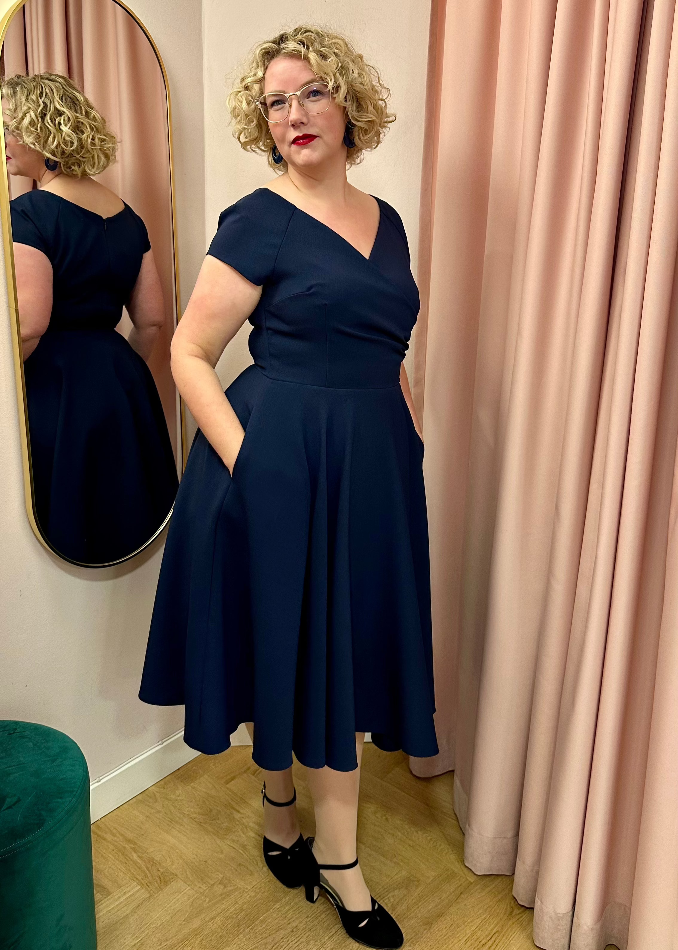 1950'er Hourglass swingkjole i navy blå Kjoler Pretty Dress Company 