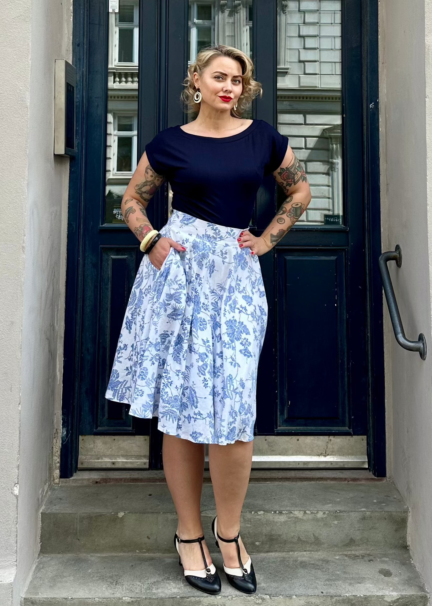 1950er stils swingnederdel i hvid med navy blomster swing nederdel Daisy Dapper 