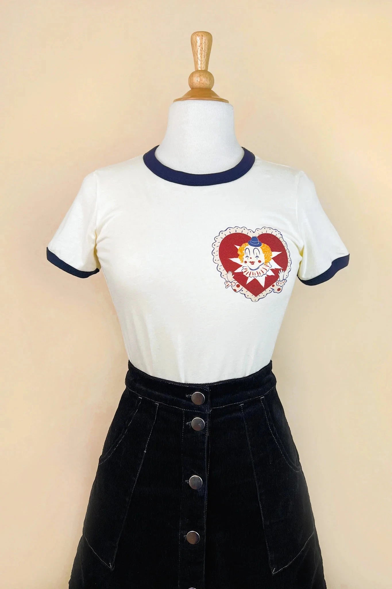 1950'er stils T-shirt "Heartbreaker" i hvid med navy kant t-shirt Mischief Made 