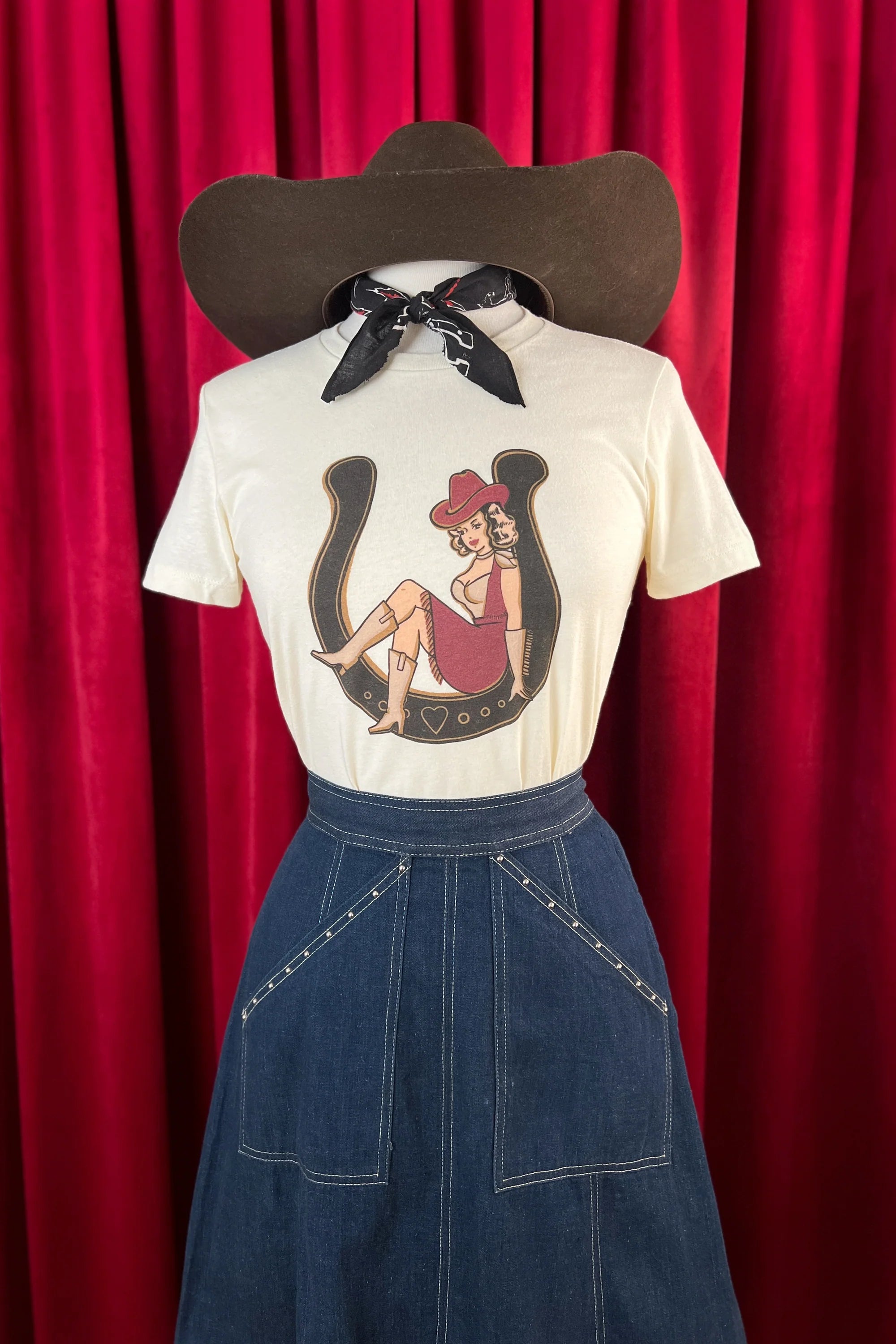 1950'er stils T-shirt Lady Luck i off-white tøj Mischief Made 