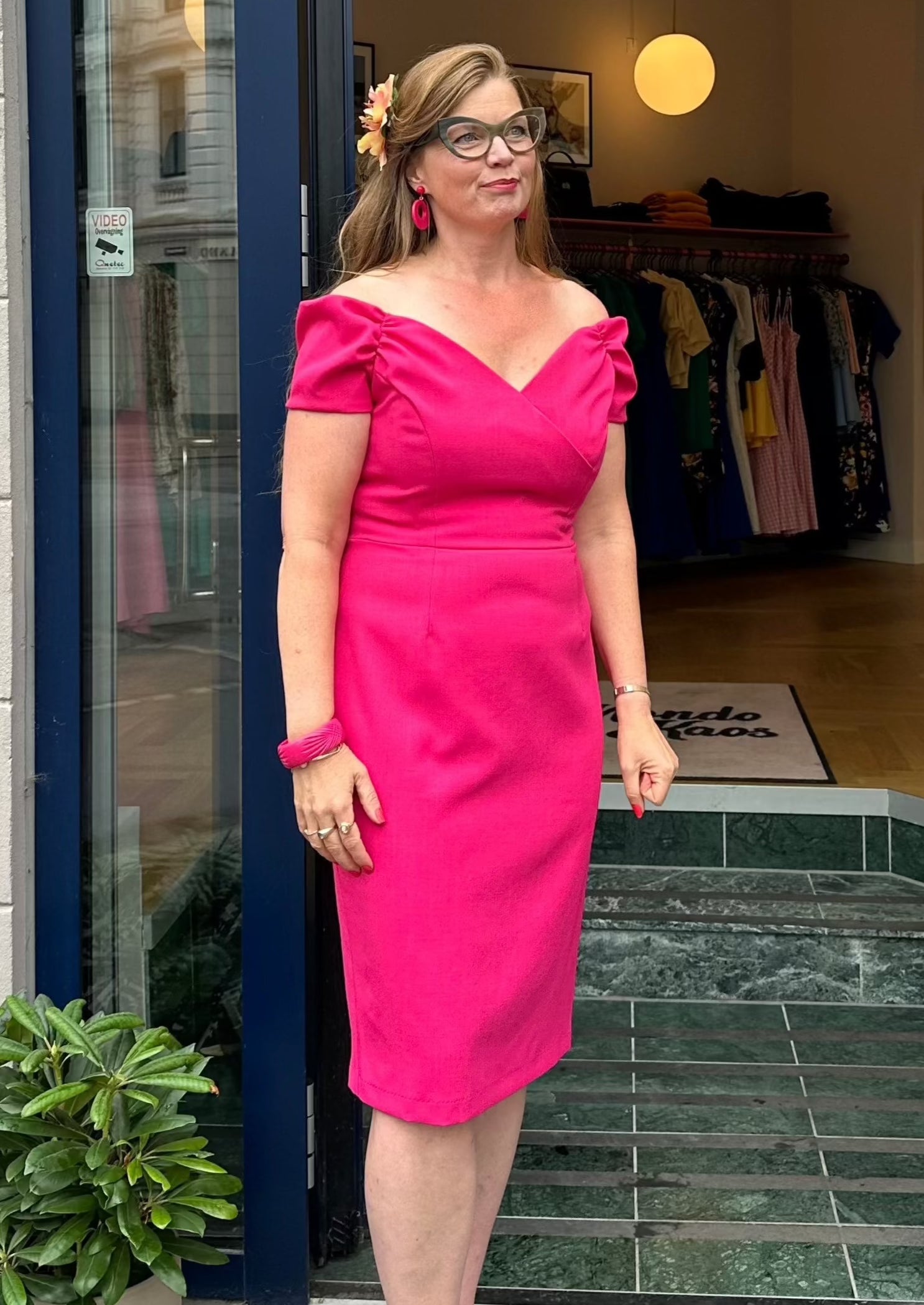 Fatale off-shoulder pennklänning - marinblått med blommor