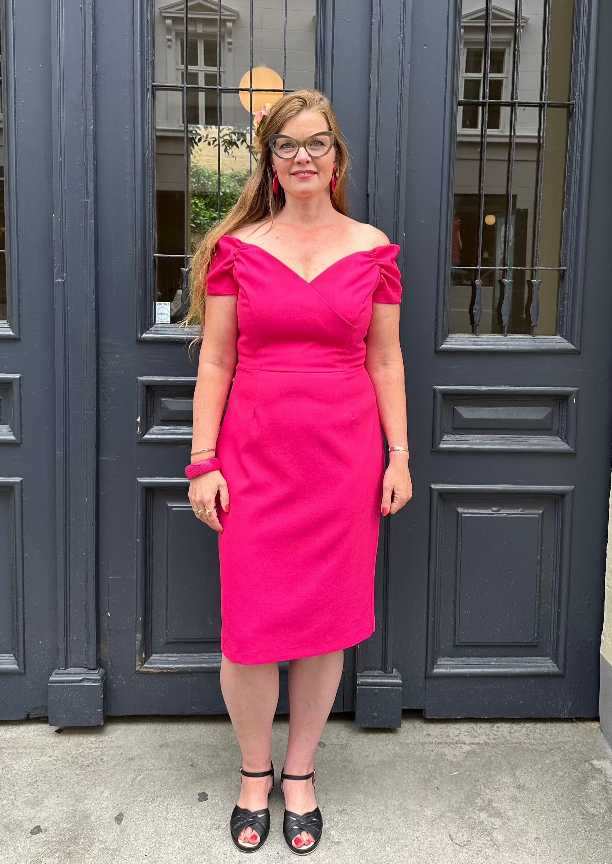 Fatale off-shoulder pennklänning - marinblått med blommor