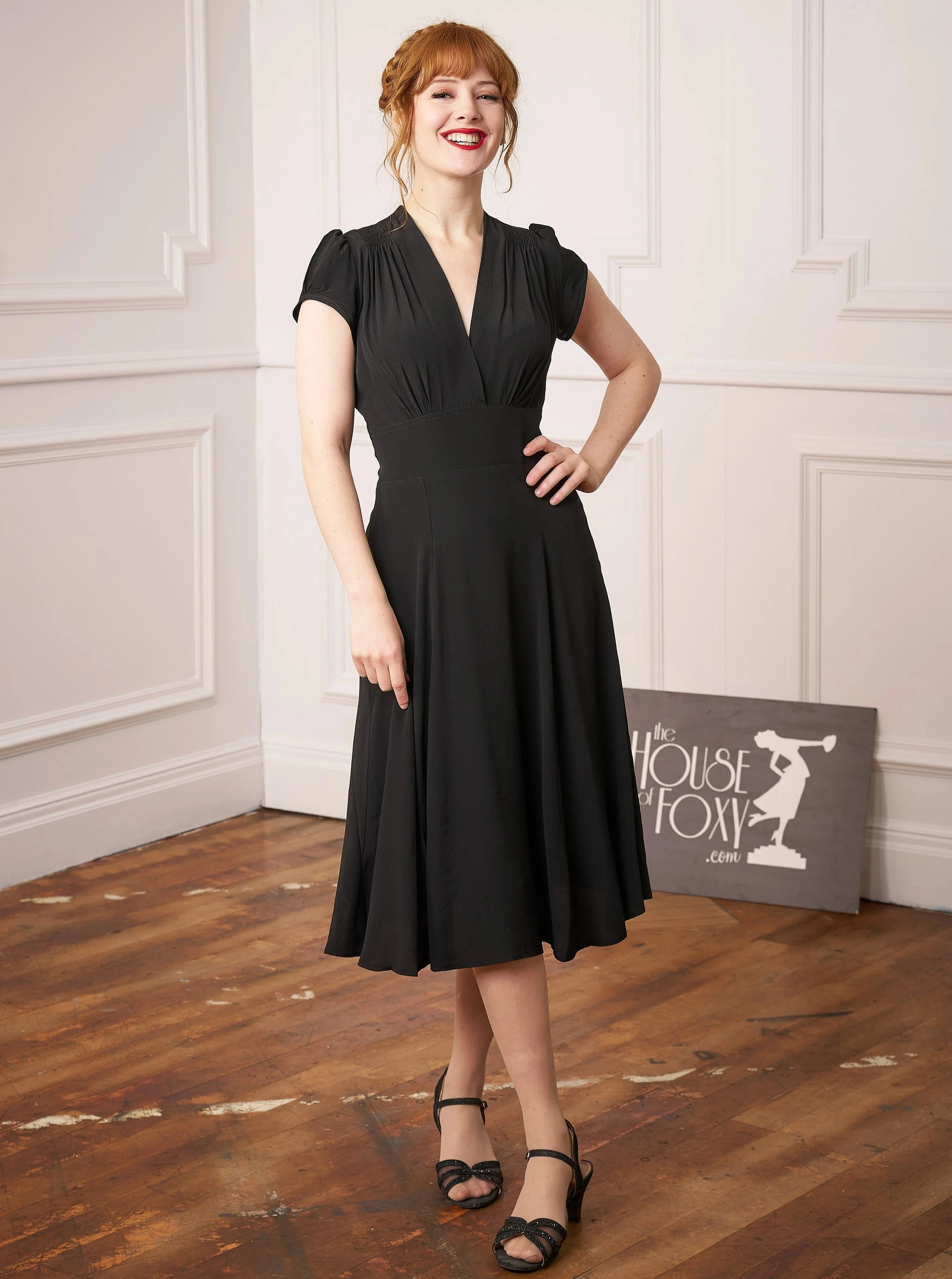Ava - Klassisk A-form kjole i sort aline kjole House of Foxy 