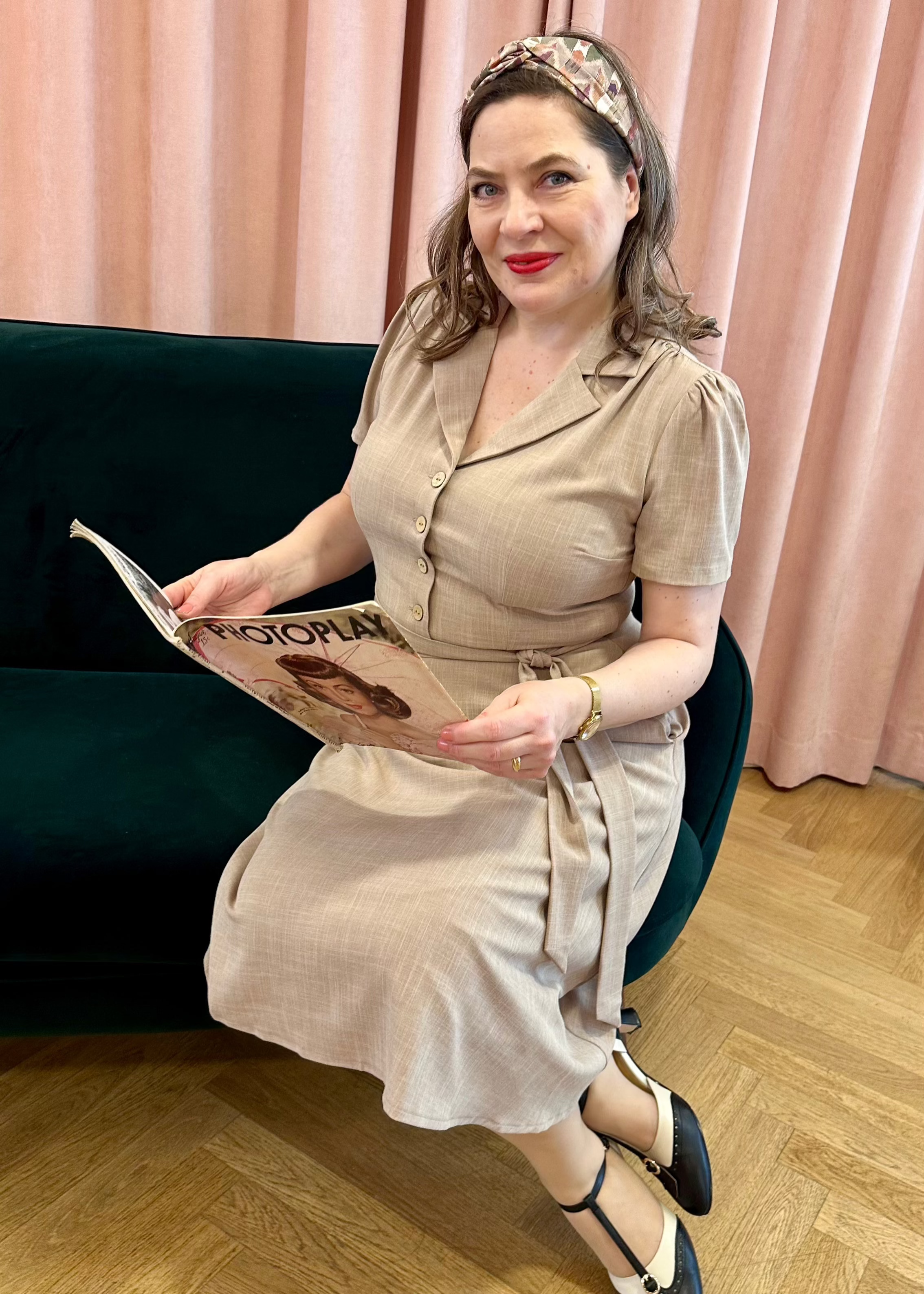 Betty kortærmet skjortekjole i sand beige Kjoler Daisy Dapper 