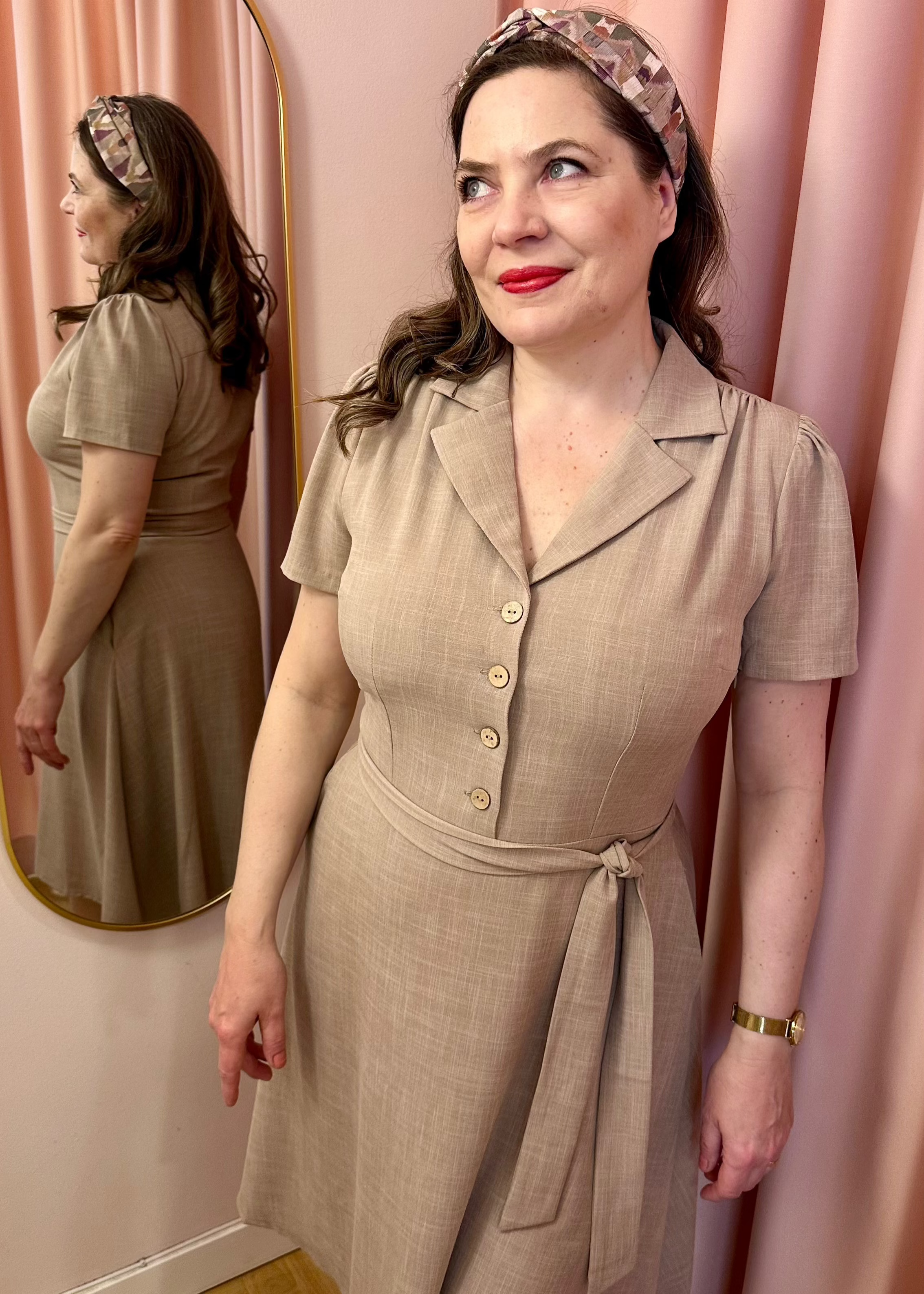 Betty kortærmet skjortekjole i sand beige Kjoler Daisy Dapper 