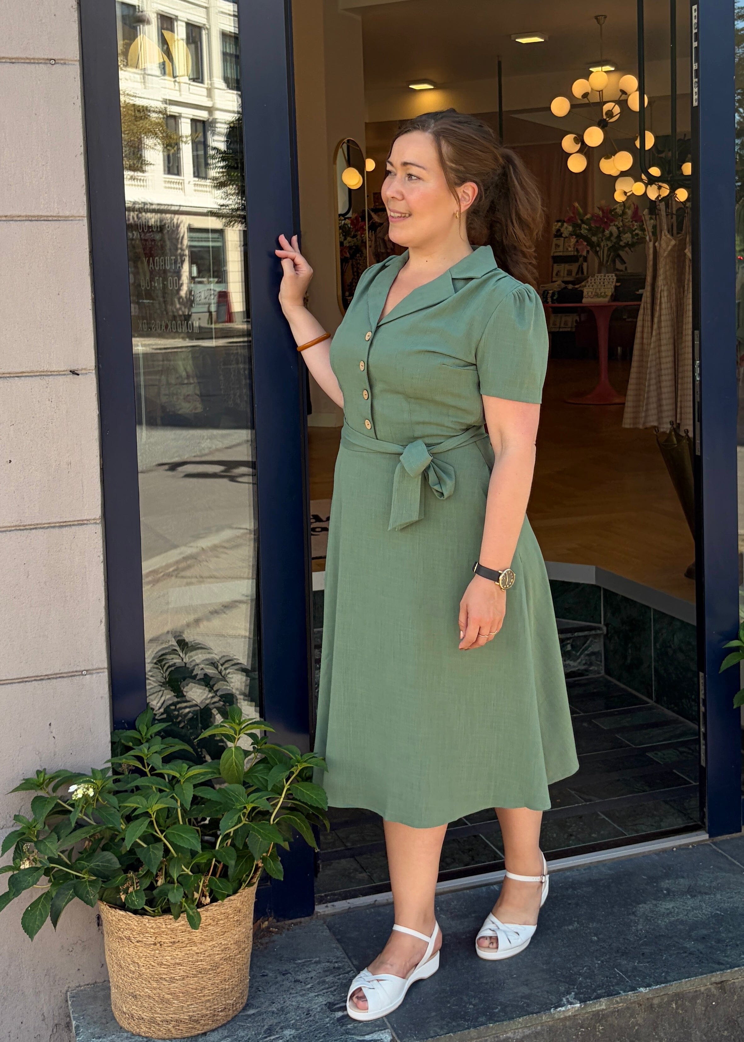 Betty kortærmet skjortekjole - salvie grøn linen look skjortekjole Daisy Dapper 