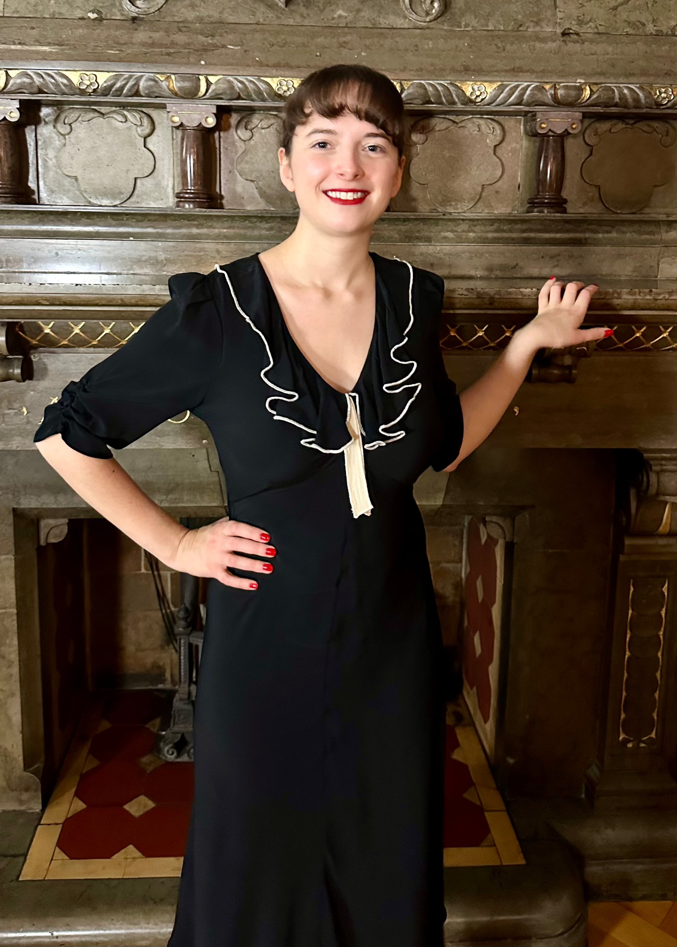 Cora bias-cut kjole i sort aline kjole House of Foxy 