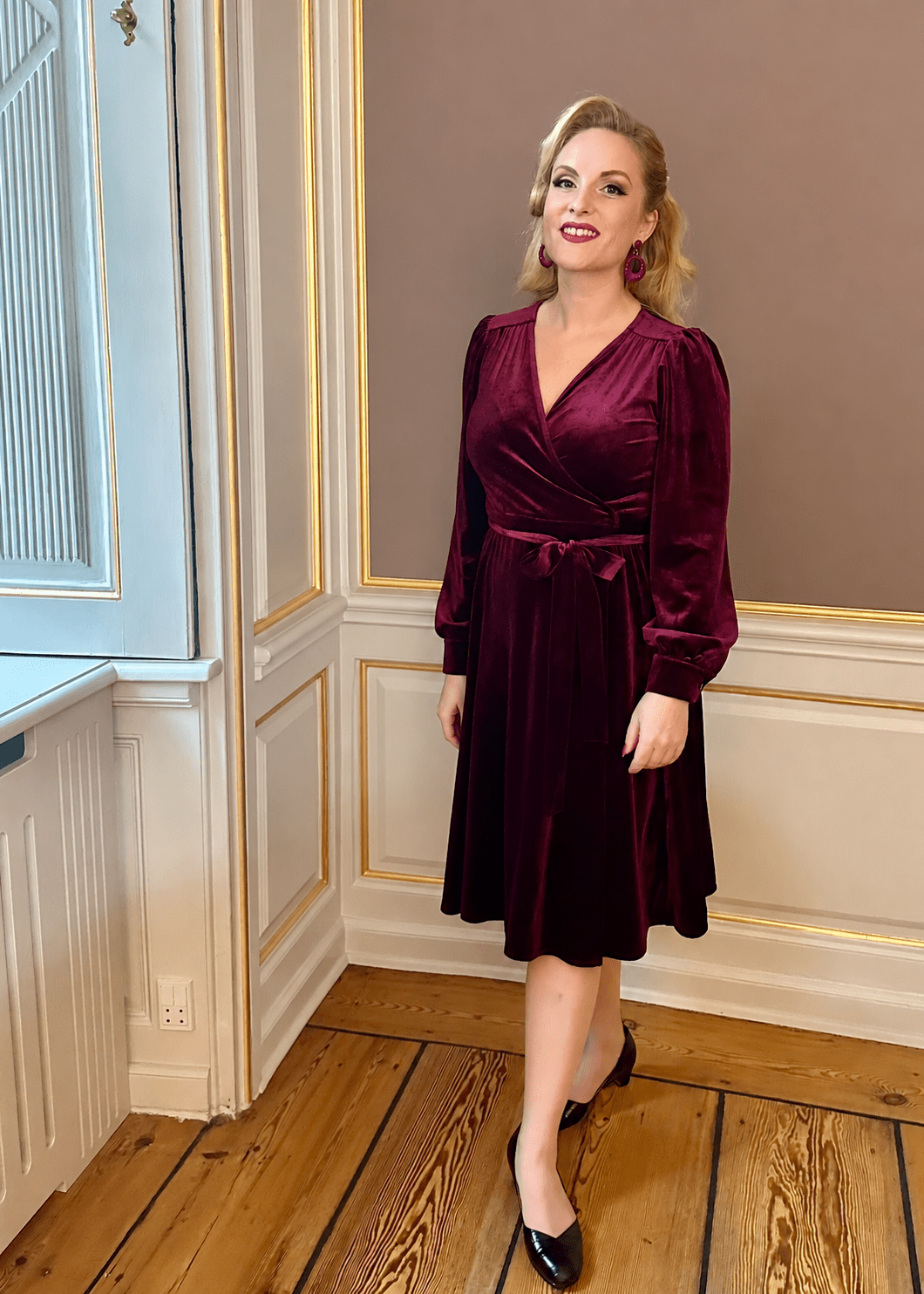 Dalida slåom kjole med lange ærmer i velour - magenta slåom kjole Very Cherry 