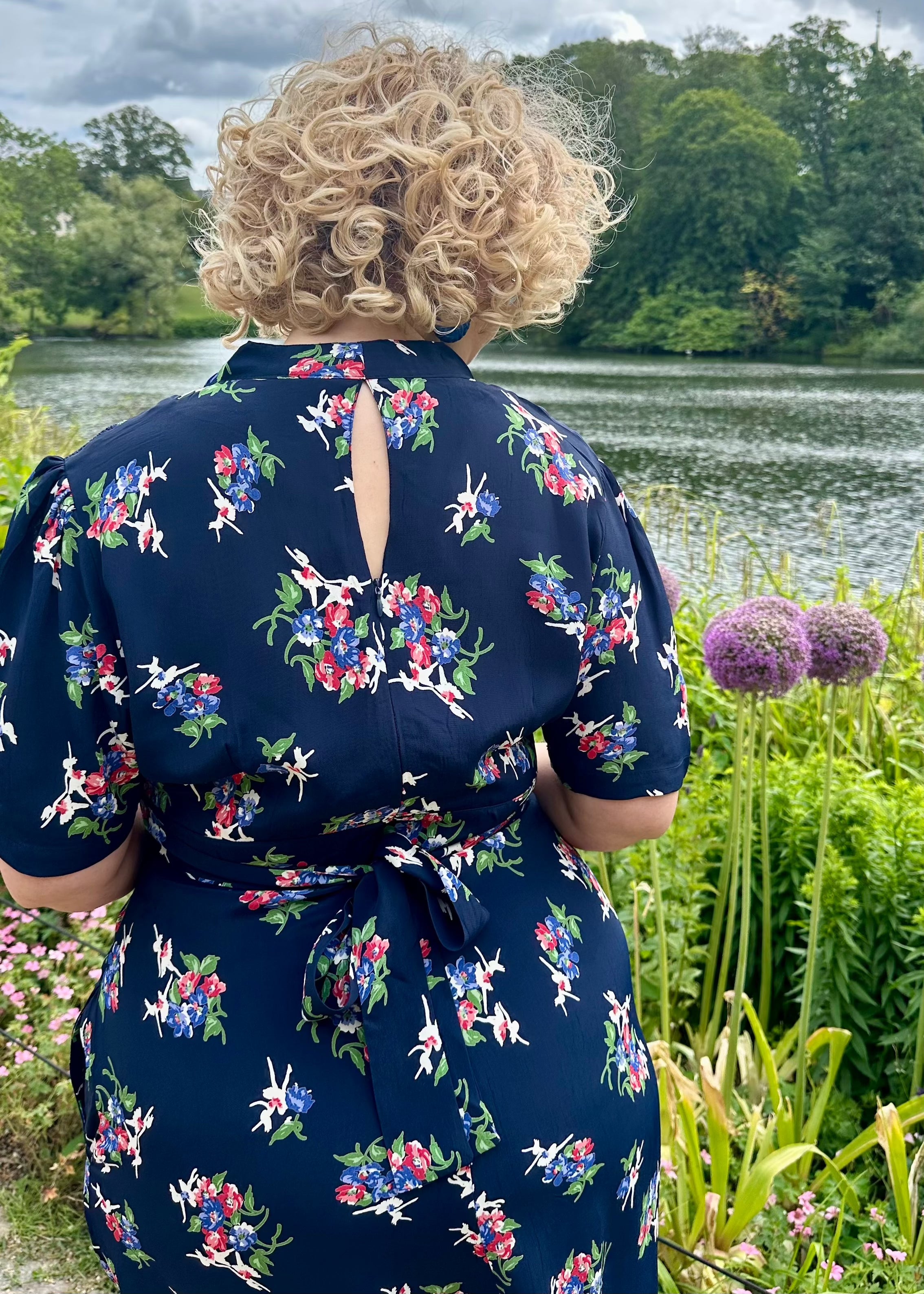 Dolores A-line kjole i navy 'floral dancer' mønster aline kjole Seamstress Of Bloomsbury 