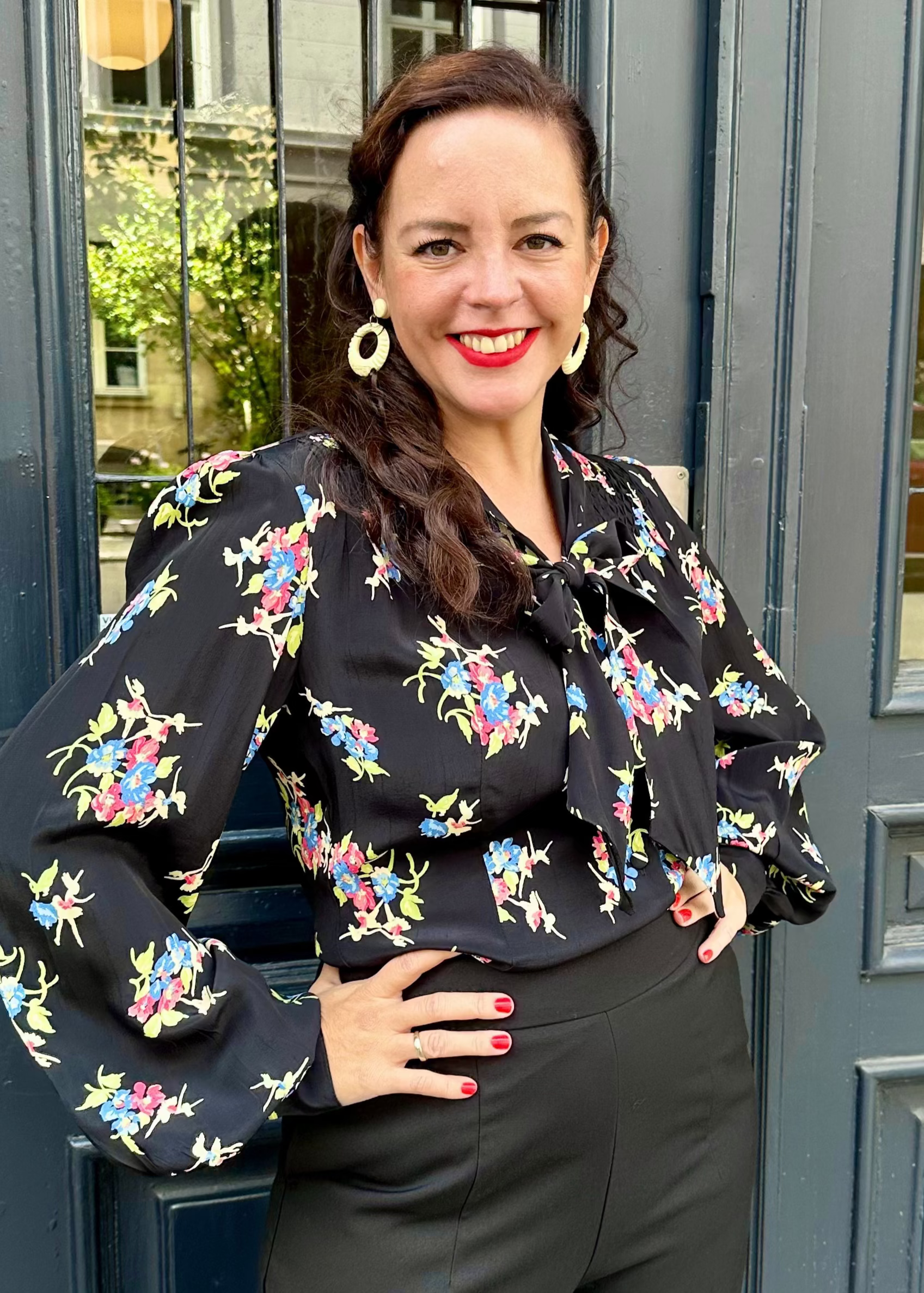 Eva - Langærmet skjorte i sort floral dancer langærmet skjorte Seamstress Of Bloomsbury 