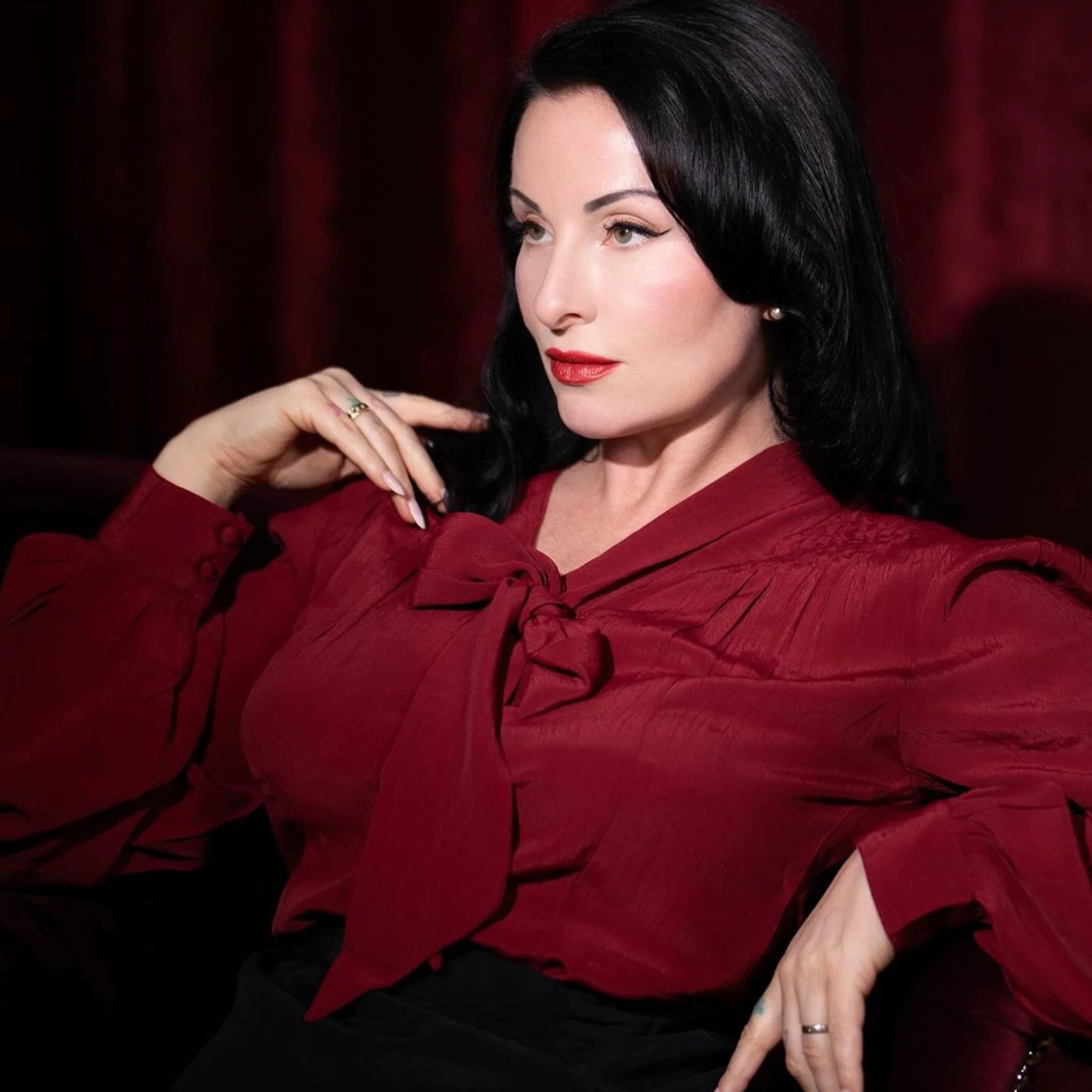 Eva - Langærmet skjorte med bindesløjfe i bordeaux langærmet skjorte Seamstress Of Bloomsbury 