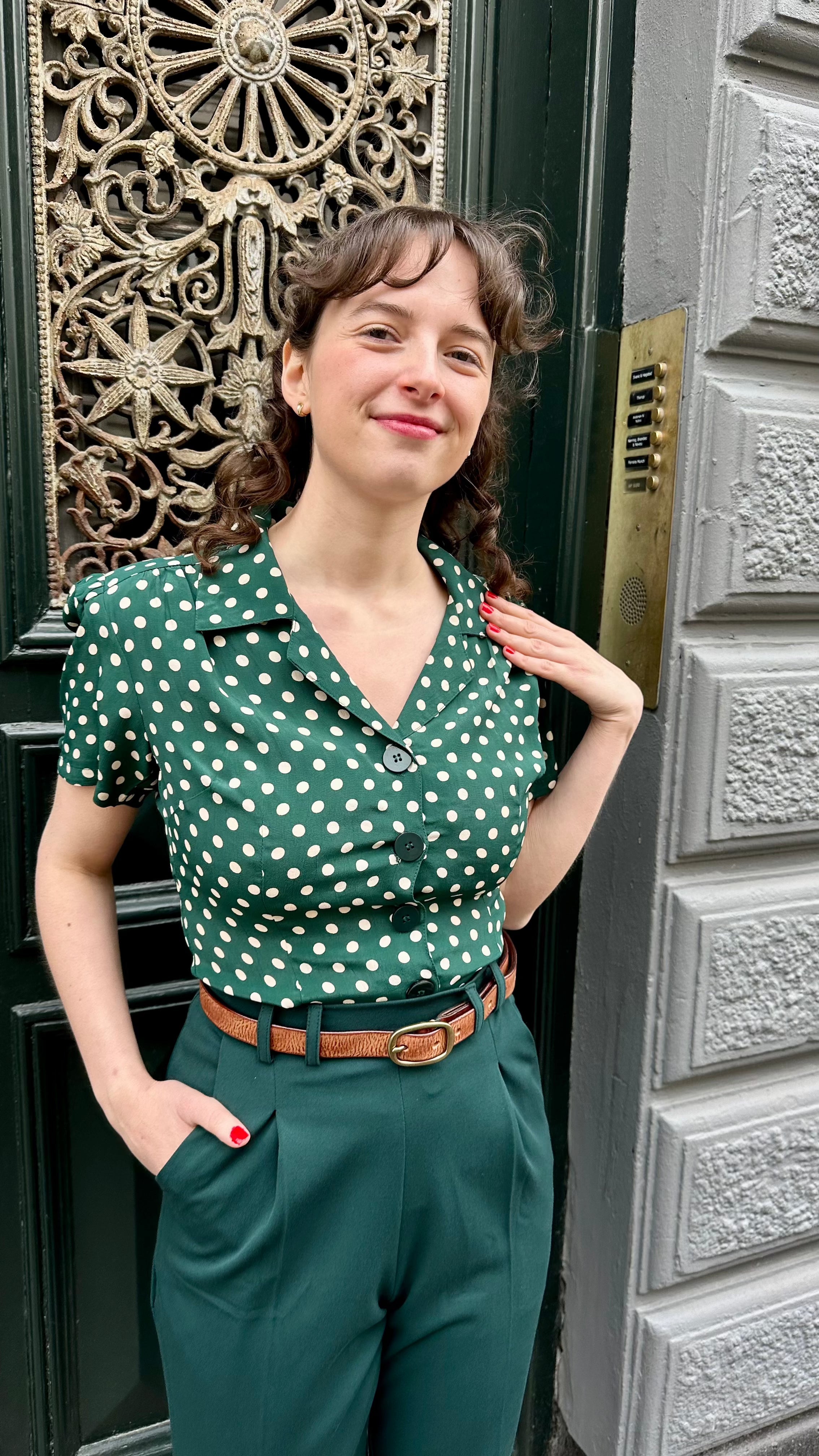 Grace kortærmet skjorte i grøn med prikker kortærmet skjorte Seamstress Of Bloomsbury 