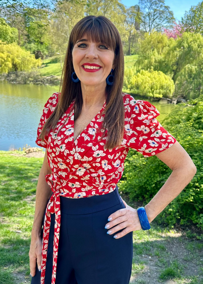 Greta slåom skjortebluse i pancy print kortærmet skjorte Seamstress Of Bloomsbury 