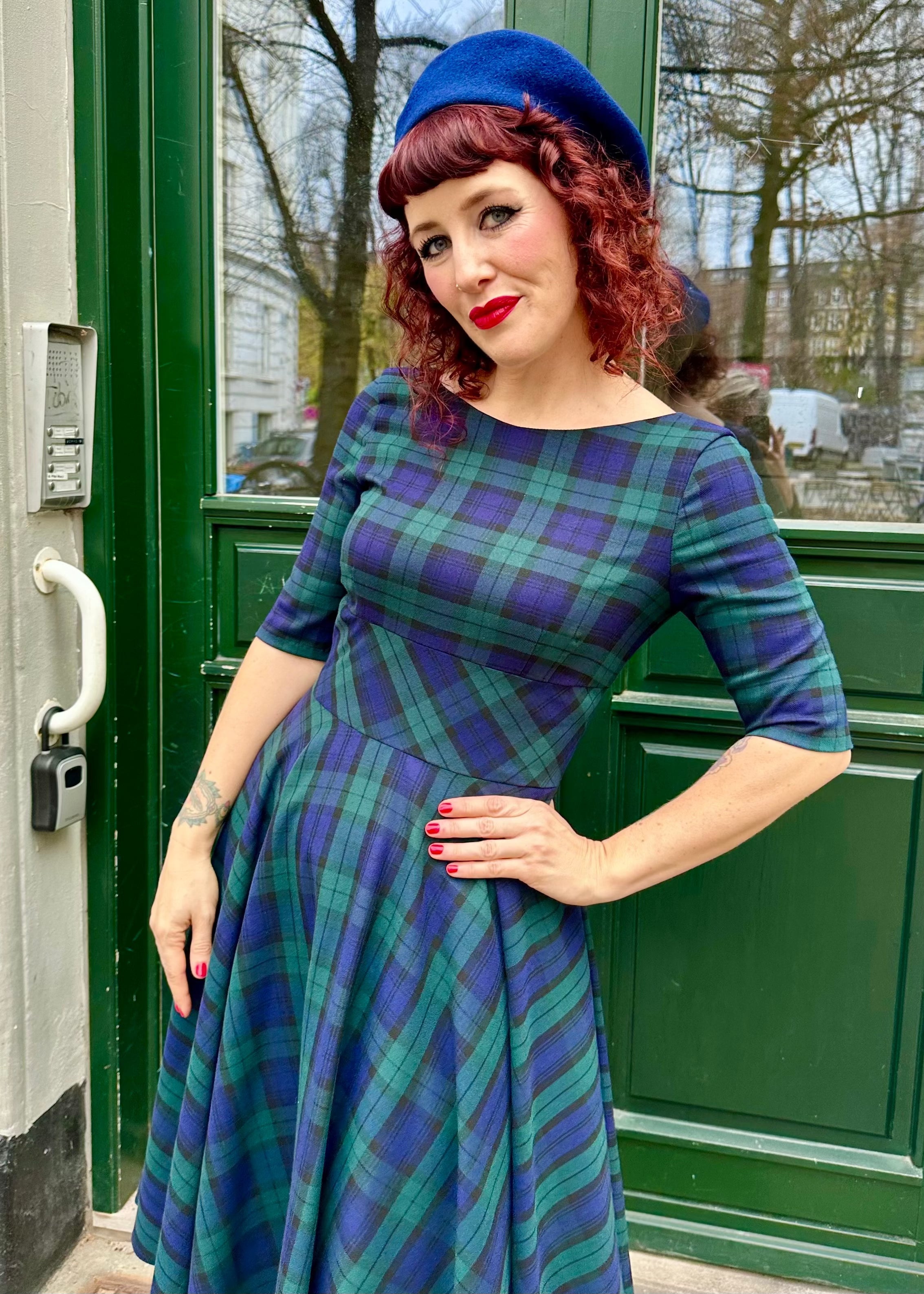 Hepburn swingkjole i navy grøn ternet swing kjole Pretty Dress Company 