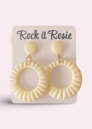 Hoop øreringe med mønster i 1950'er stil i cremehvid Accessories Mondo Kaos 
