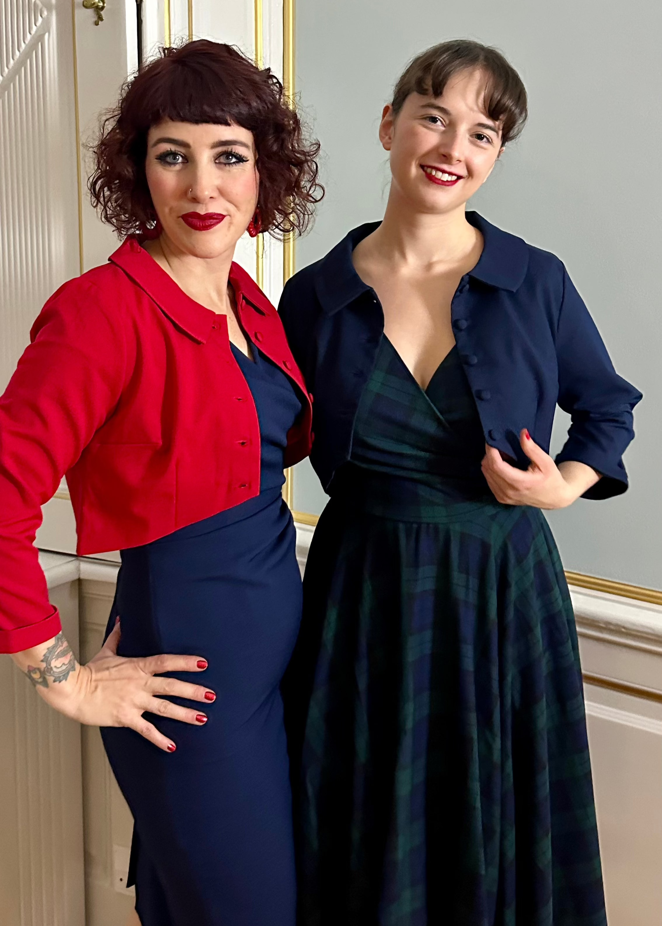 Hourglass pencilkjole i navy med faux wrap pencil kjole Pretty Dress Company 