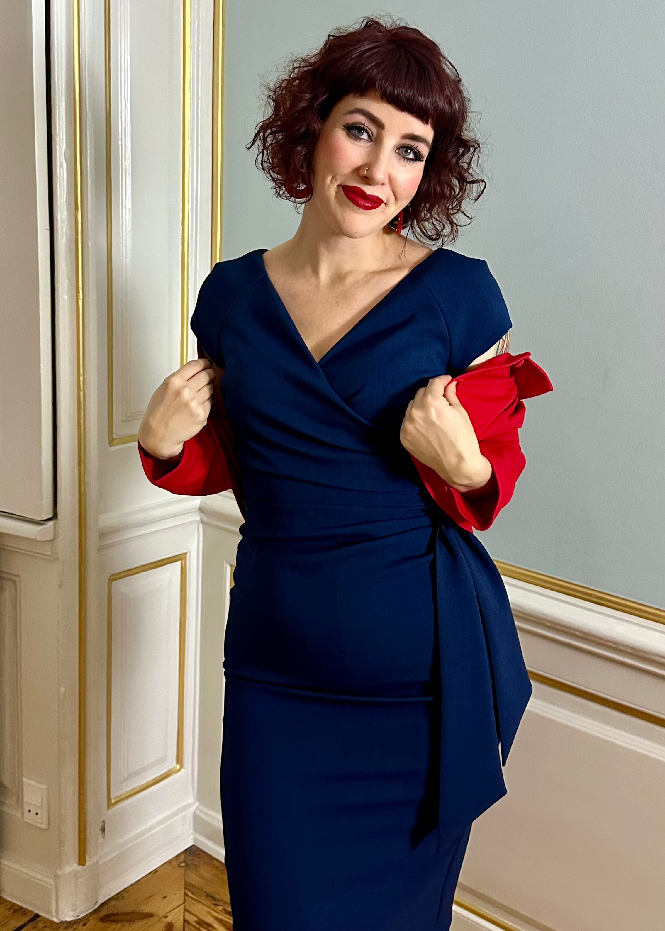 Hourglass pencilkjole i navy med faux wrap pencil kjole Pretty Dress Company 