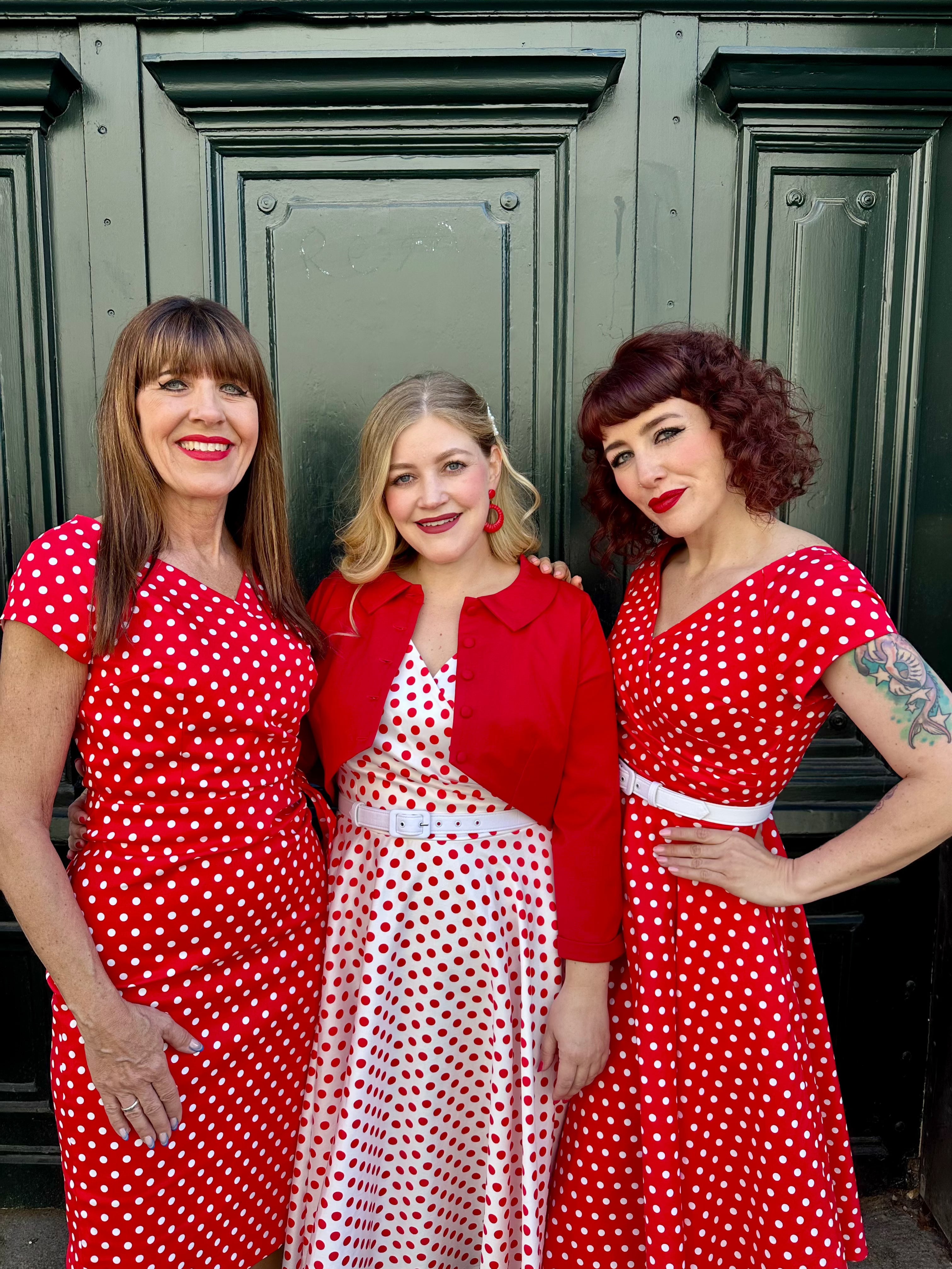 Hourglass pencilkjole i rød med hvide prikker Kjoler Pretty Dress Company 