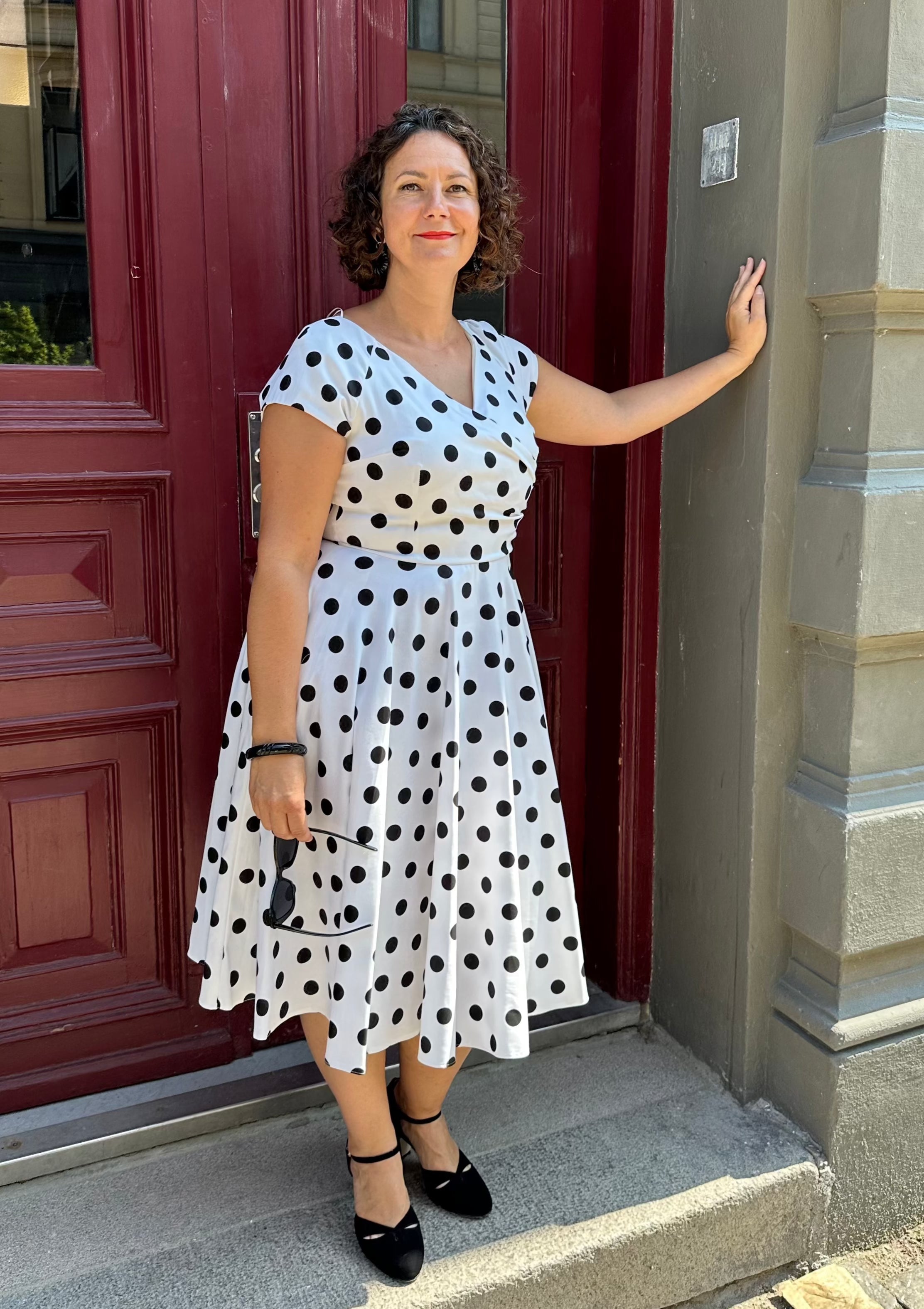 Hourglass swingkjole i hvid med sorte polkaprikker swing kjole Pretty Dress Company 