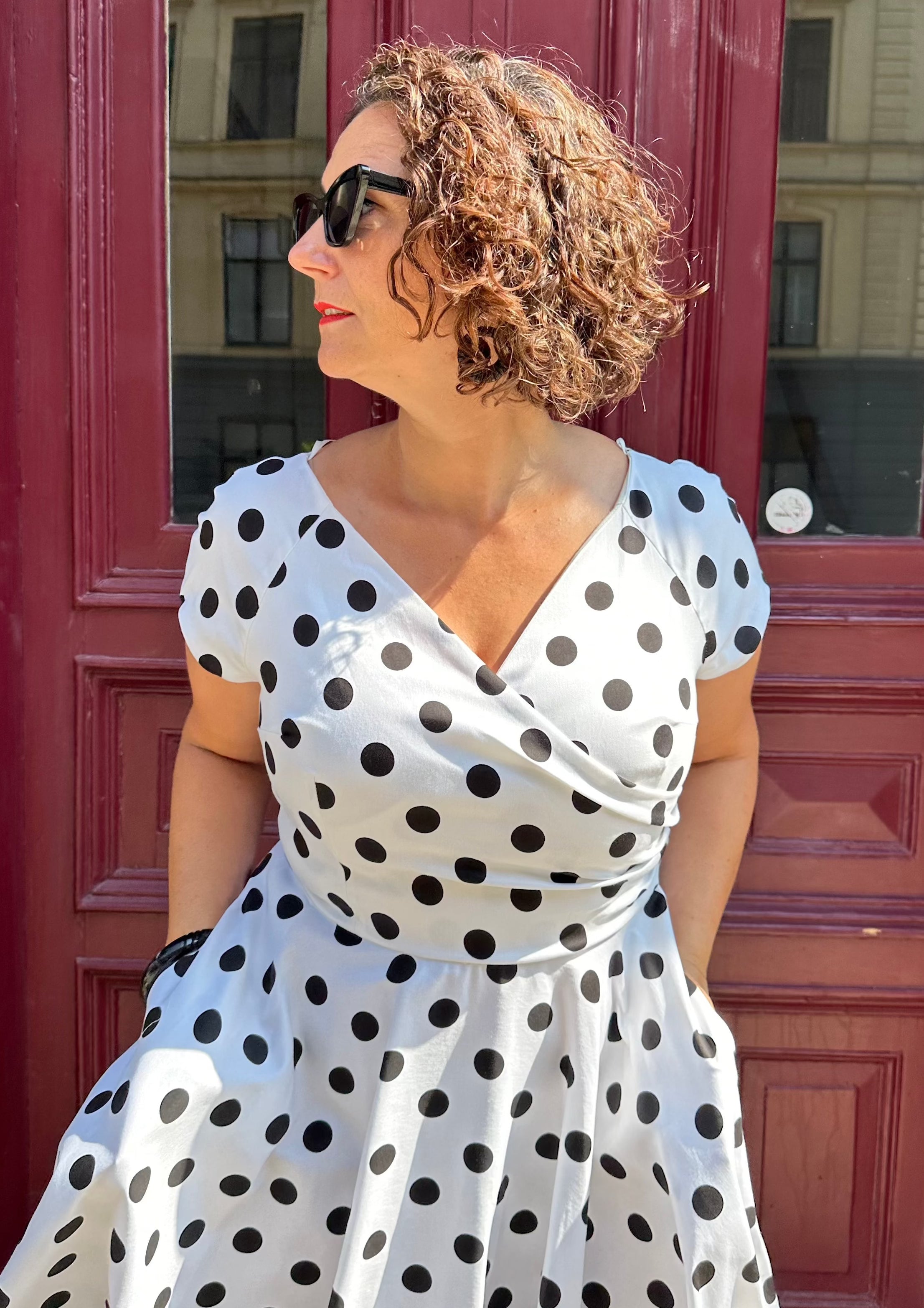 Hourglass swingkjole i hvid med sorte polkaprikker swing kjole Pretty Dress Company 