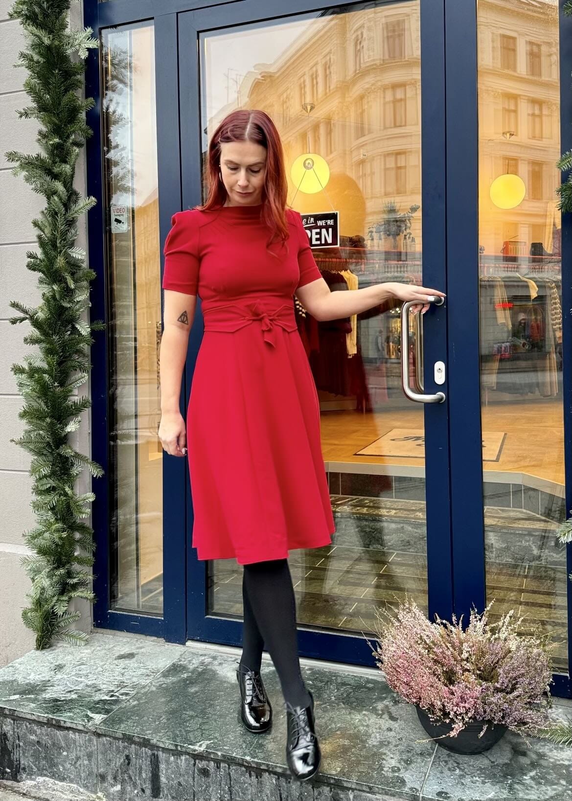 House of Foxy: Stanwyck 40'er stils kjole i klassisk rød House Of Foxy 