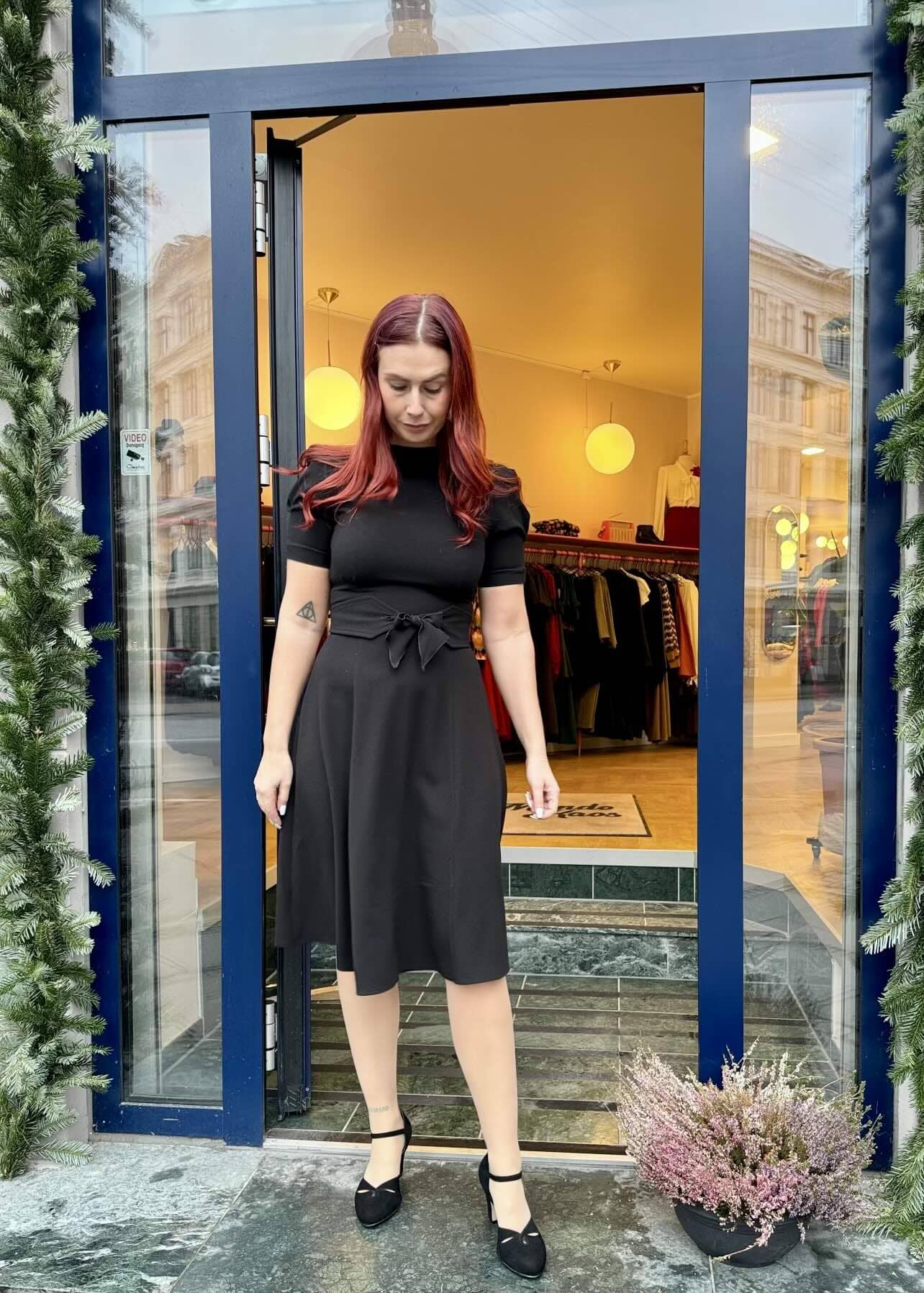 House of Foxy: Stanwyck 40'er stils kjole i klassisk sort House Of Foxy 