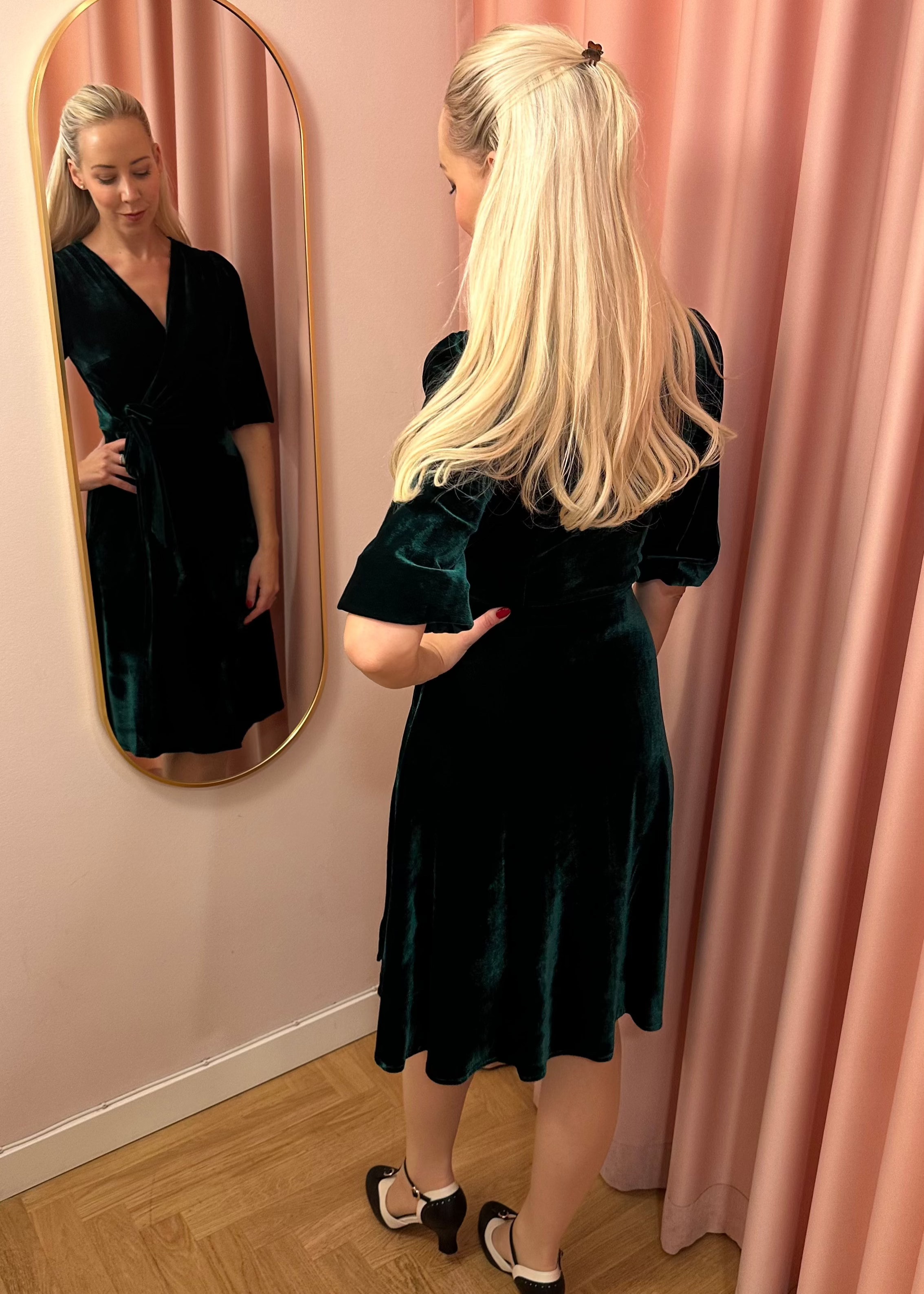 Jane slå-om kjole i mørkegrøn velour med 3/4 ærmer Kjoler Daisy Dapper 