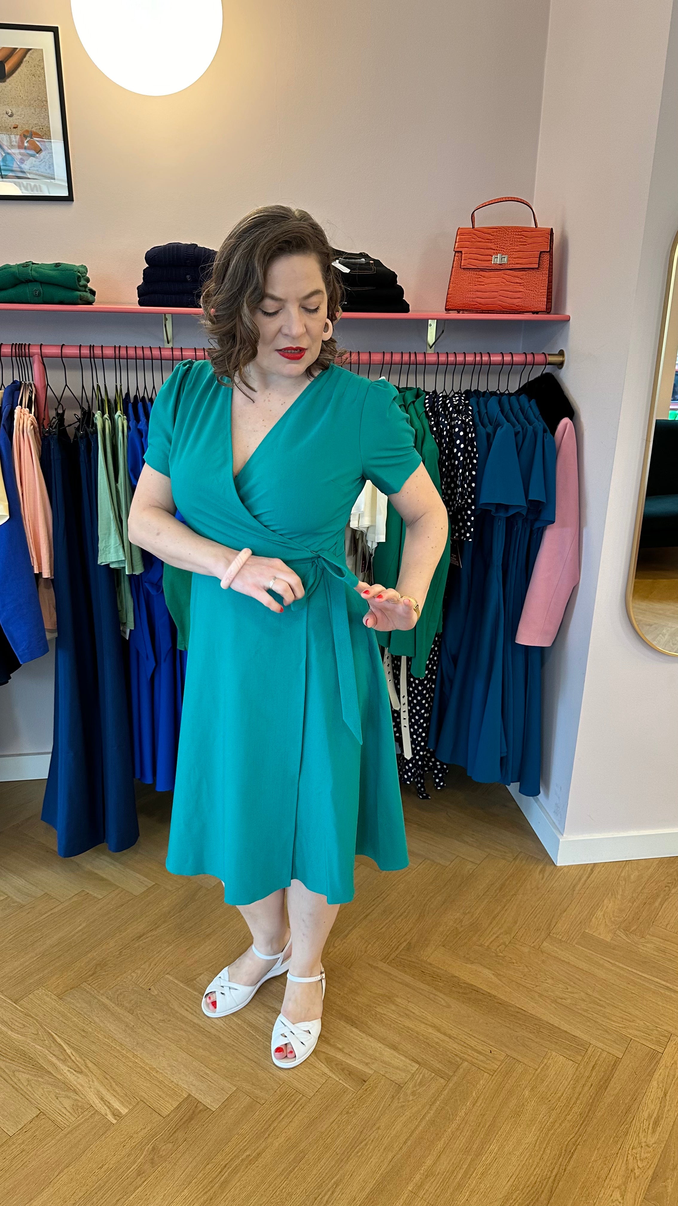 Jane slå-om kjole i sommergrøn tøj Daisy Dapper 