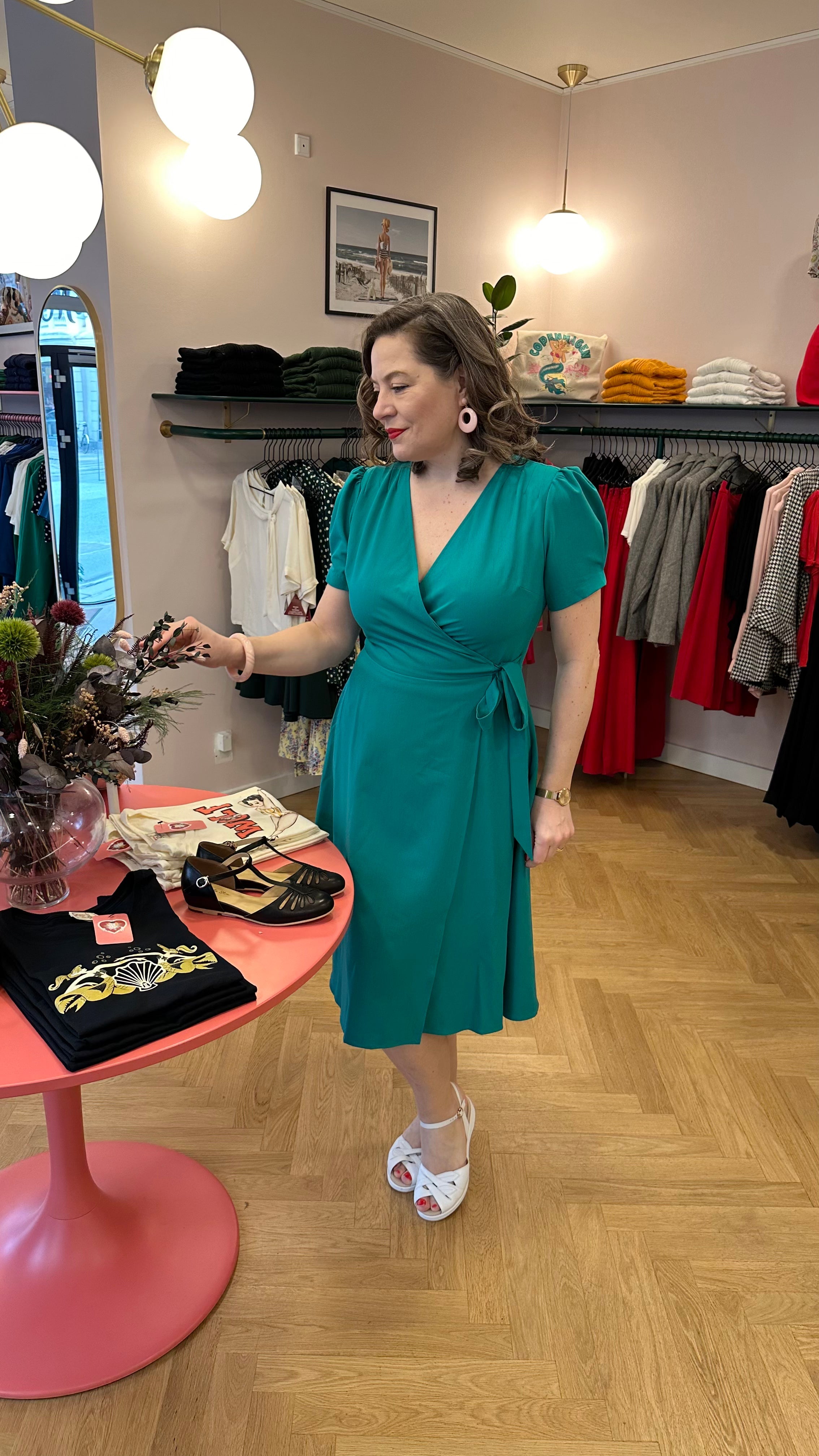Jane slå-om kjole i sommergrøn tøj Daisy Dapper 