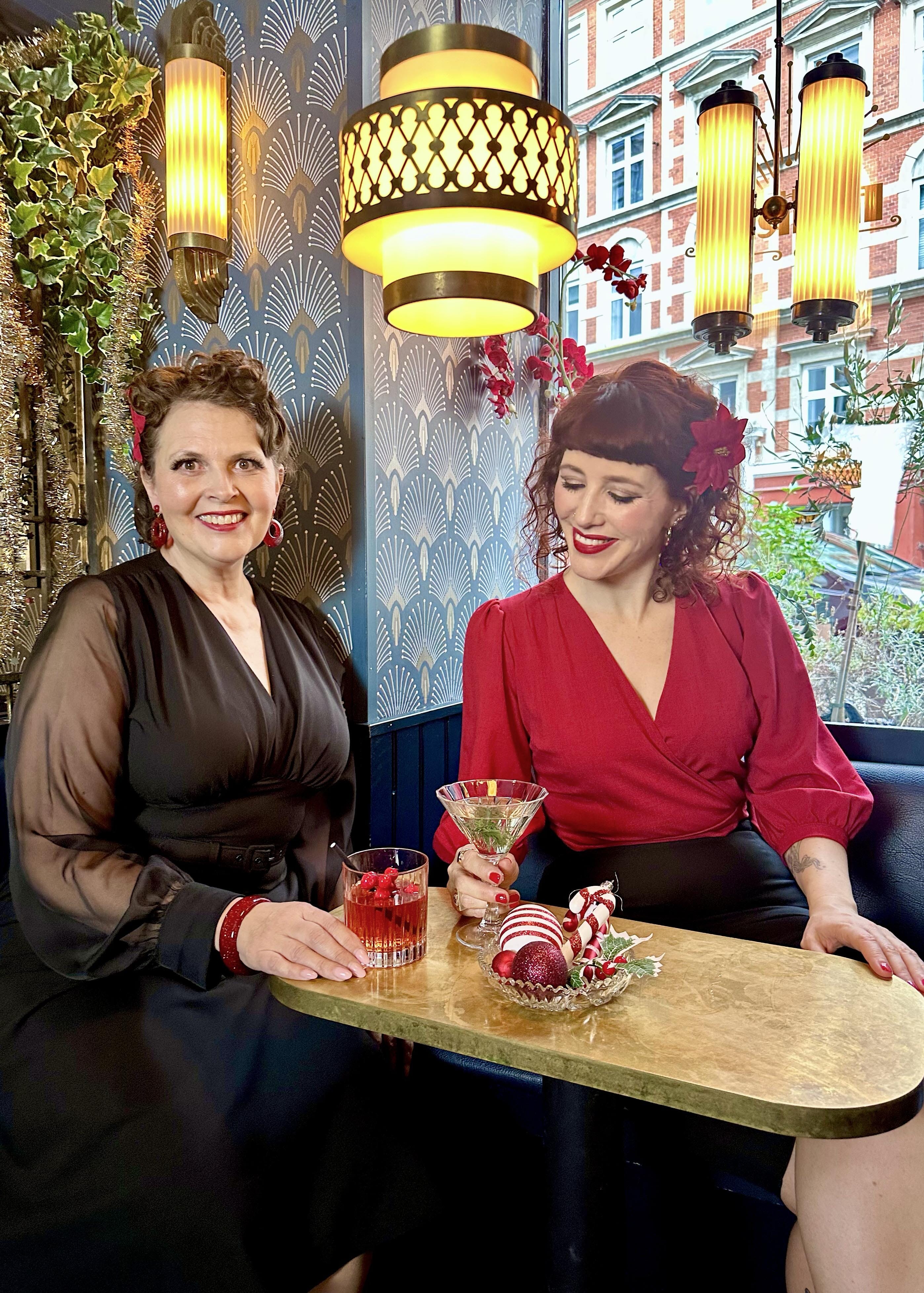 Marilyn A-line kjole i sort med chiffon ærmer Kjoler Daisy Dapper 