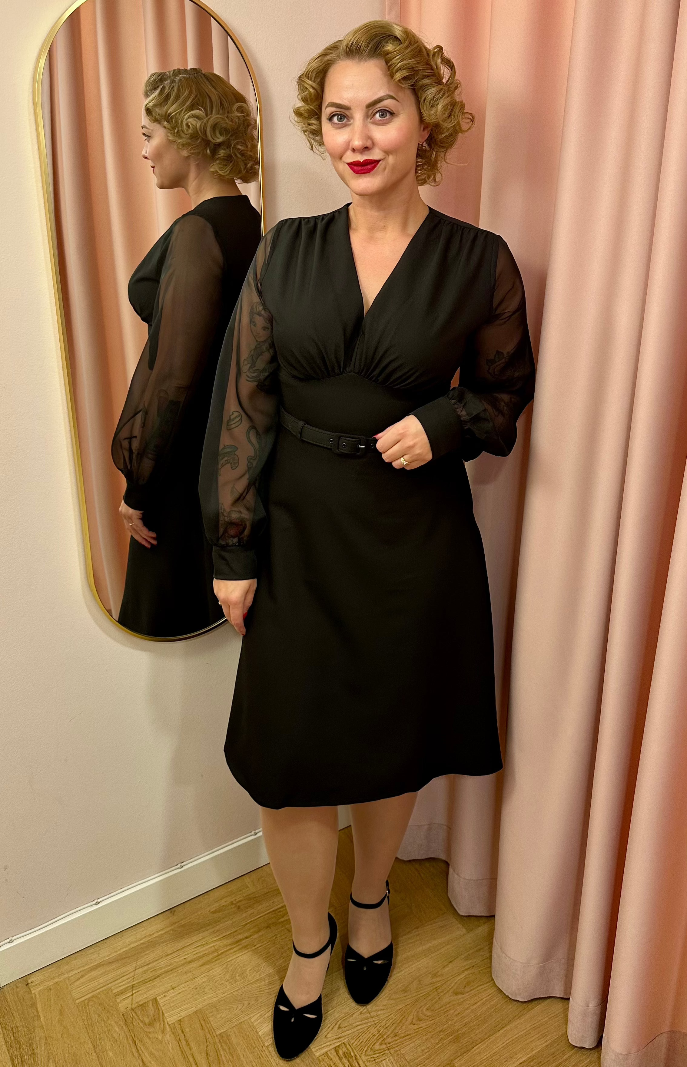 Marilyn A-line kjole i sort med chiffon ærmer Kjoler Daisy Dapper 