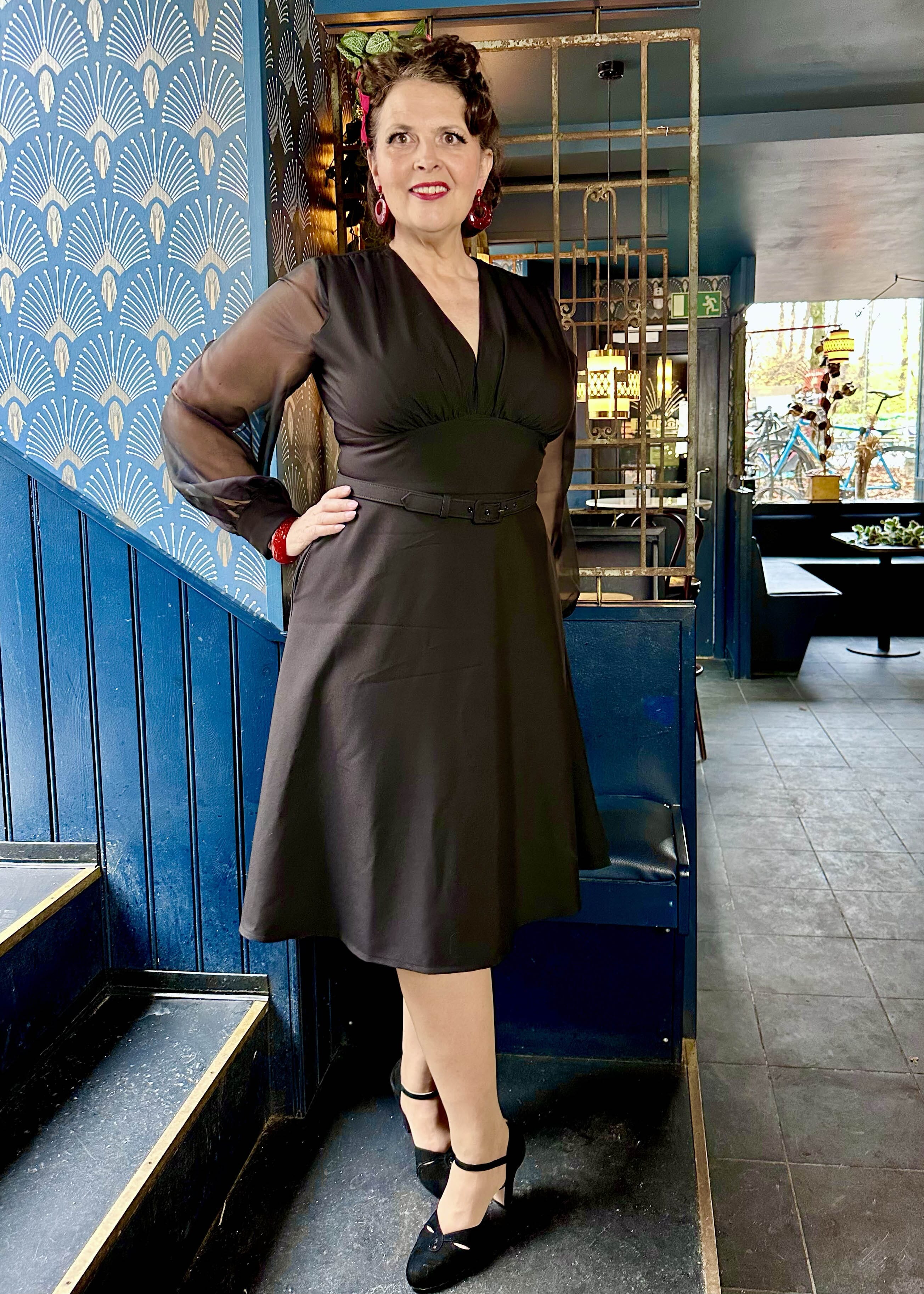 Marilyn A-line kjole i sort med chiffon ærmer Kjoler Daisy Dapper 