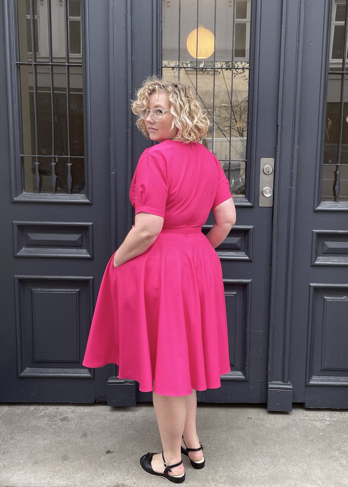 Marilyn swing kjole med korte ærmer i Pink Daisy Dapper 