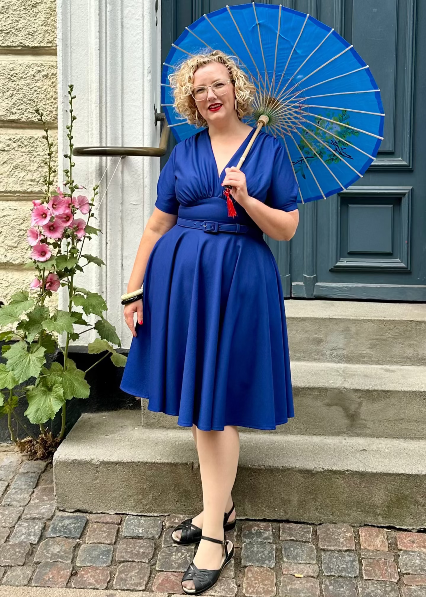 Marilyn swingkjole i kongeblå med korte ærmer Kjoler Daisy Dapper 