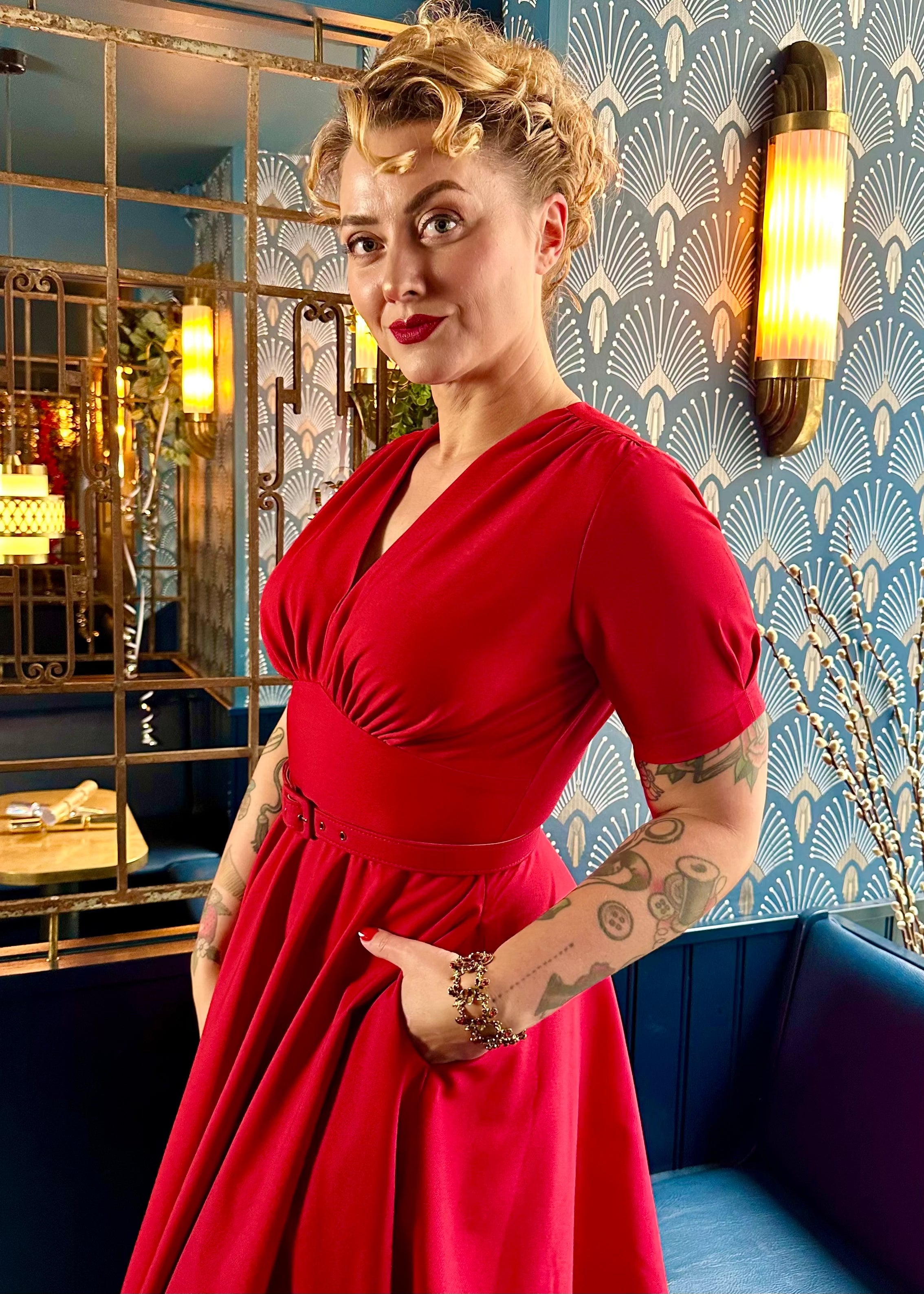 Marilyn swingkjole med korte ærmer i klassisk rød swing kjole Daisy Dapper 