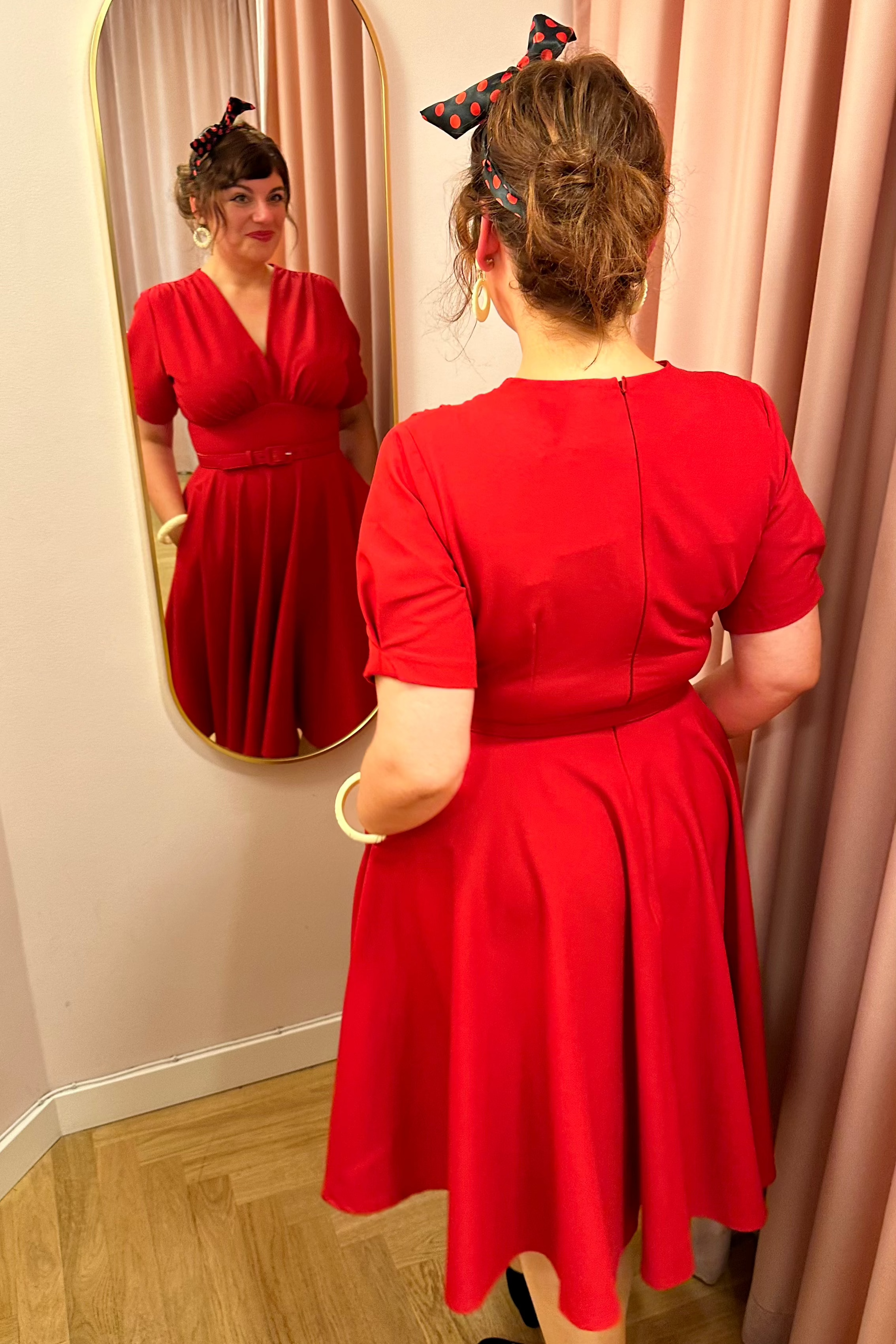 Marilyn swingkjole med korte ærmer i klassisk rød swing kjole Daisy Dapper 