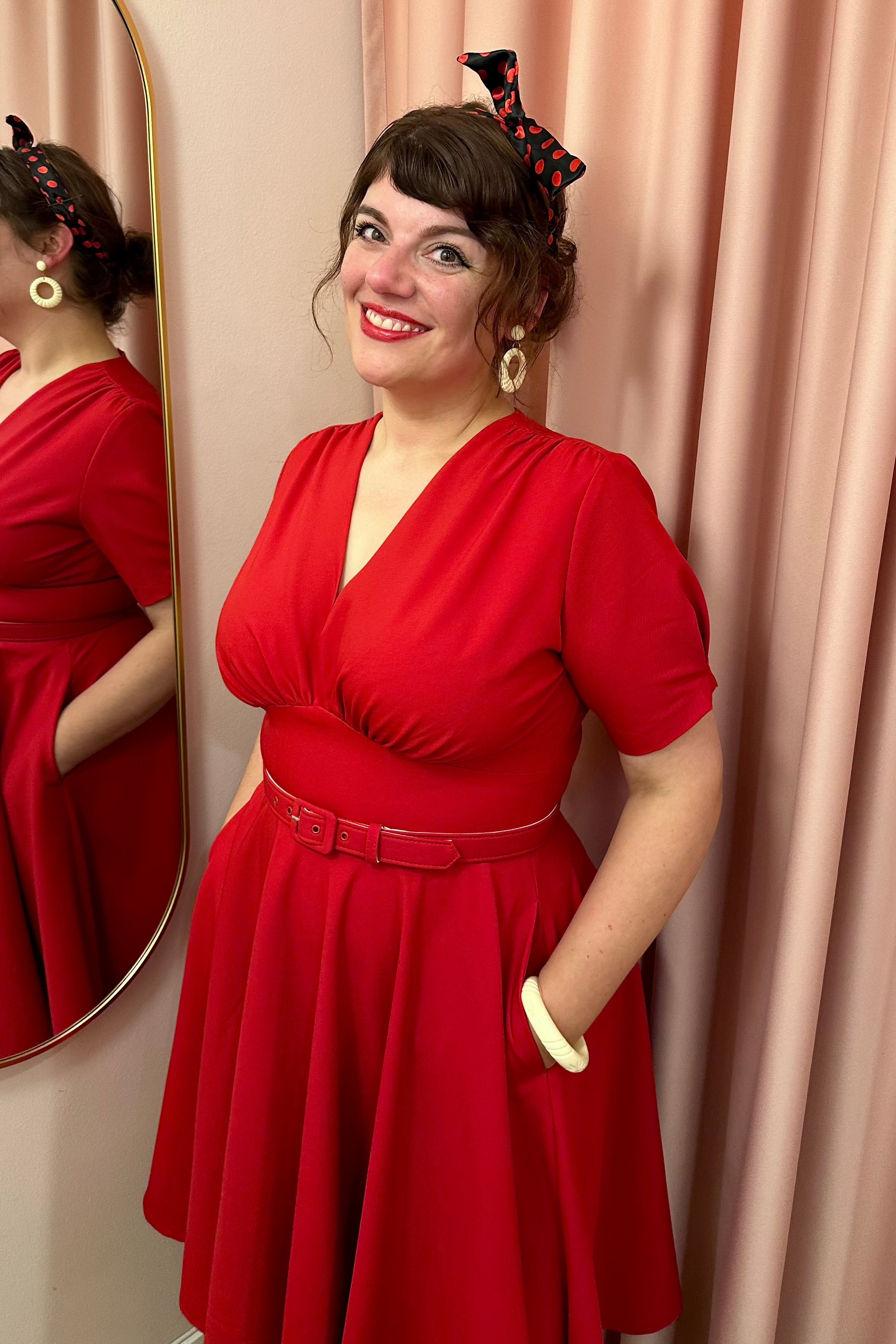 Marilyn swingkjole med korte ærmer i klassisk rød swing kjole Daisy Dapper 