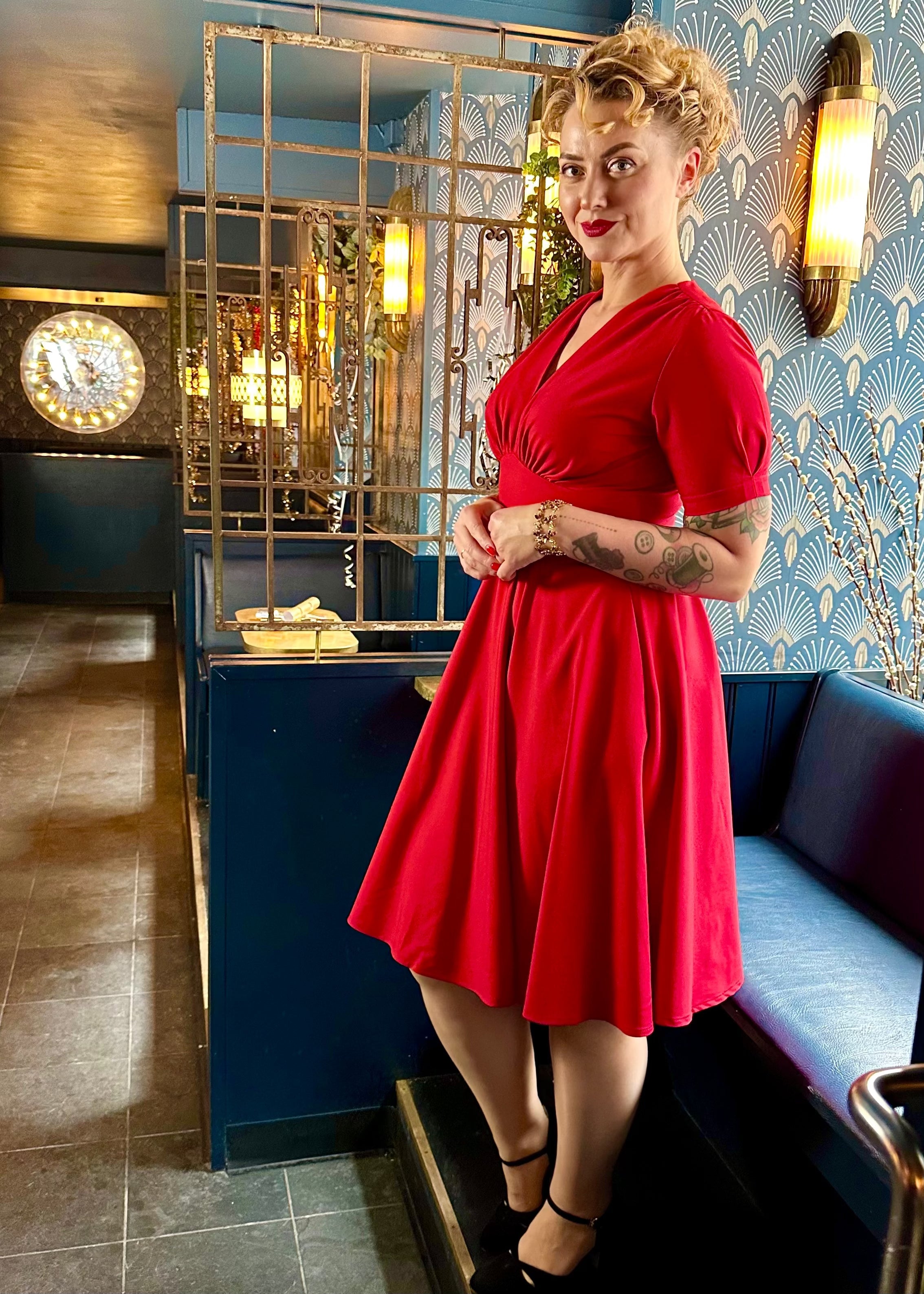 Marilyn swingkjole med korte ærmer i klassisk rød swing kjole Daisy Dapper 