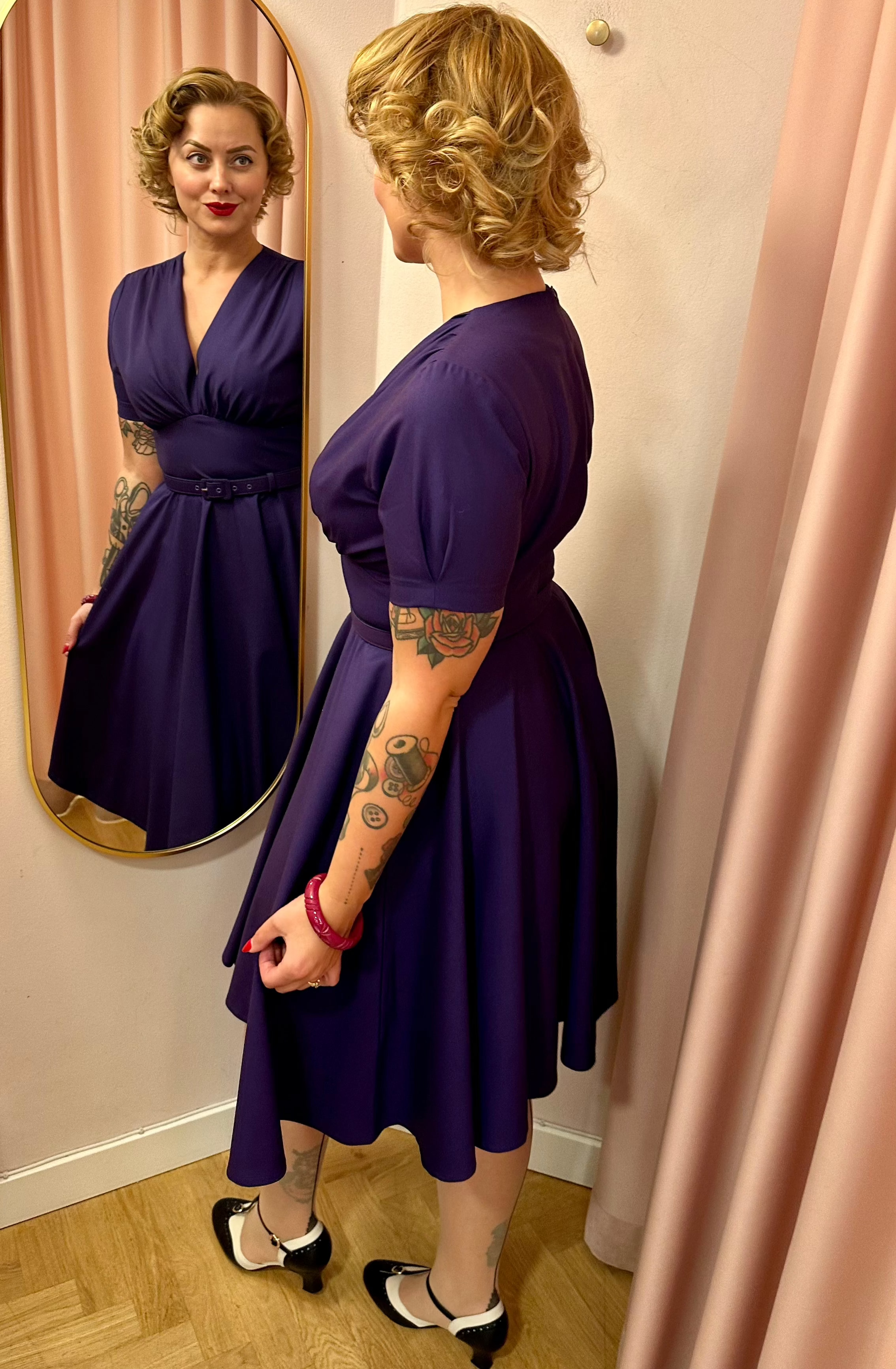 Marilyn swingkjole med korte ærmer i lilla swing kjole Daisy Dapper 