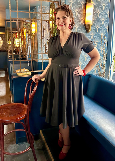 Marilyn swingkjole med korte ærmer i sort swing kjole Daisy Dapper 