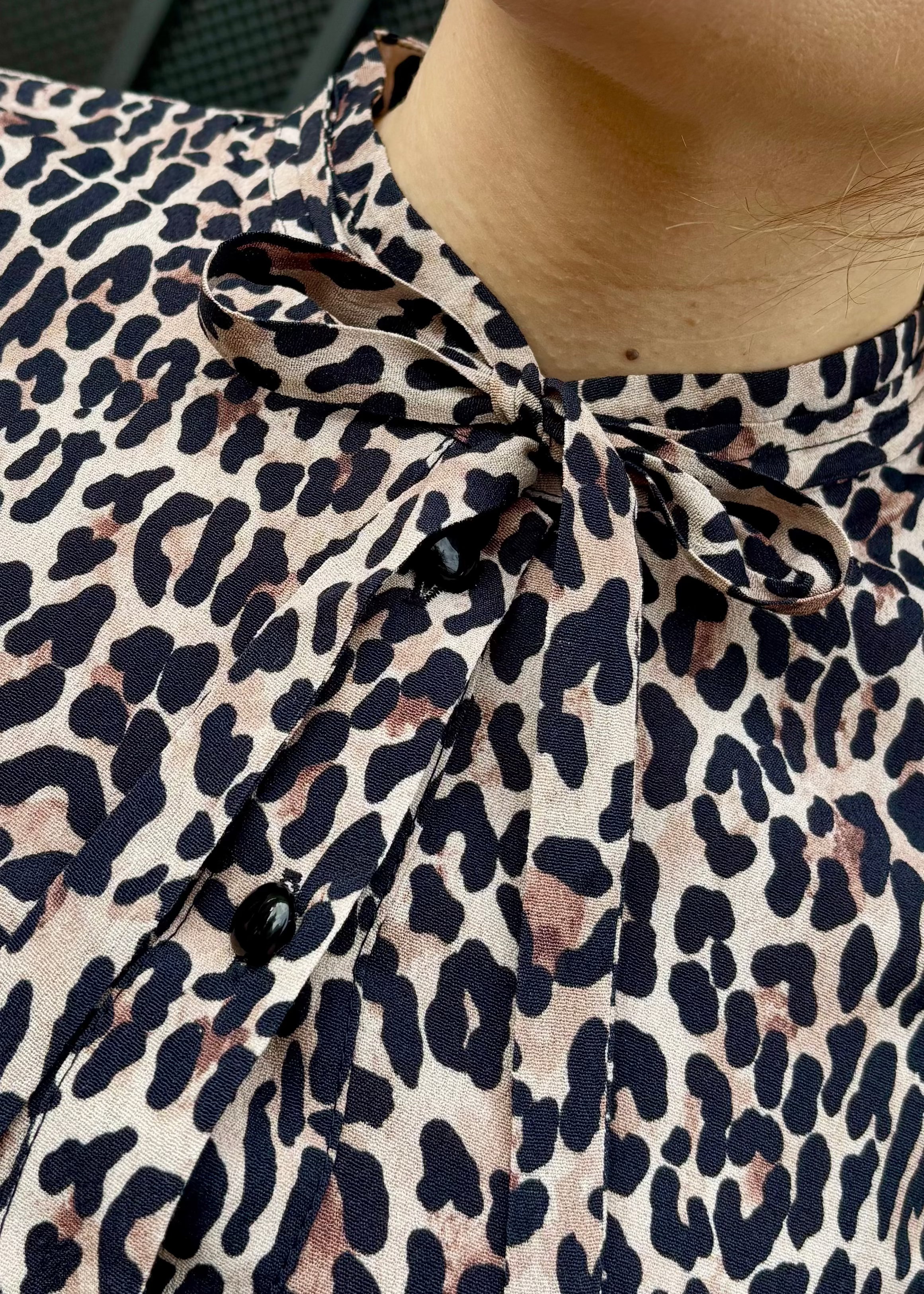 Niko skjortekjole med pussybow i Leopard skjortekjole Very Cherry 