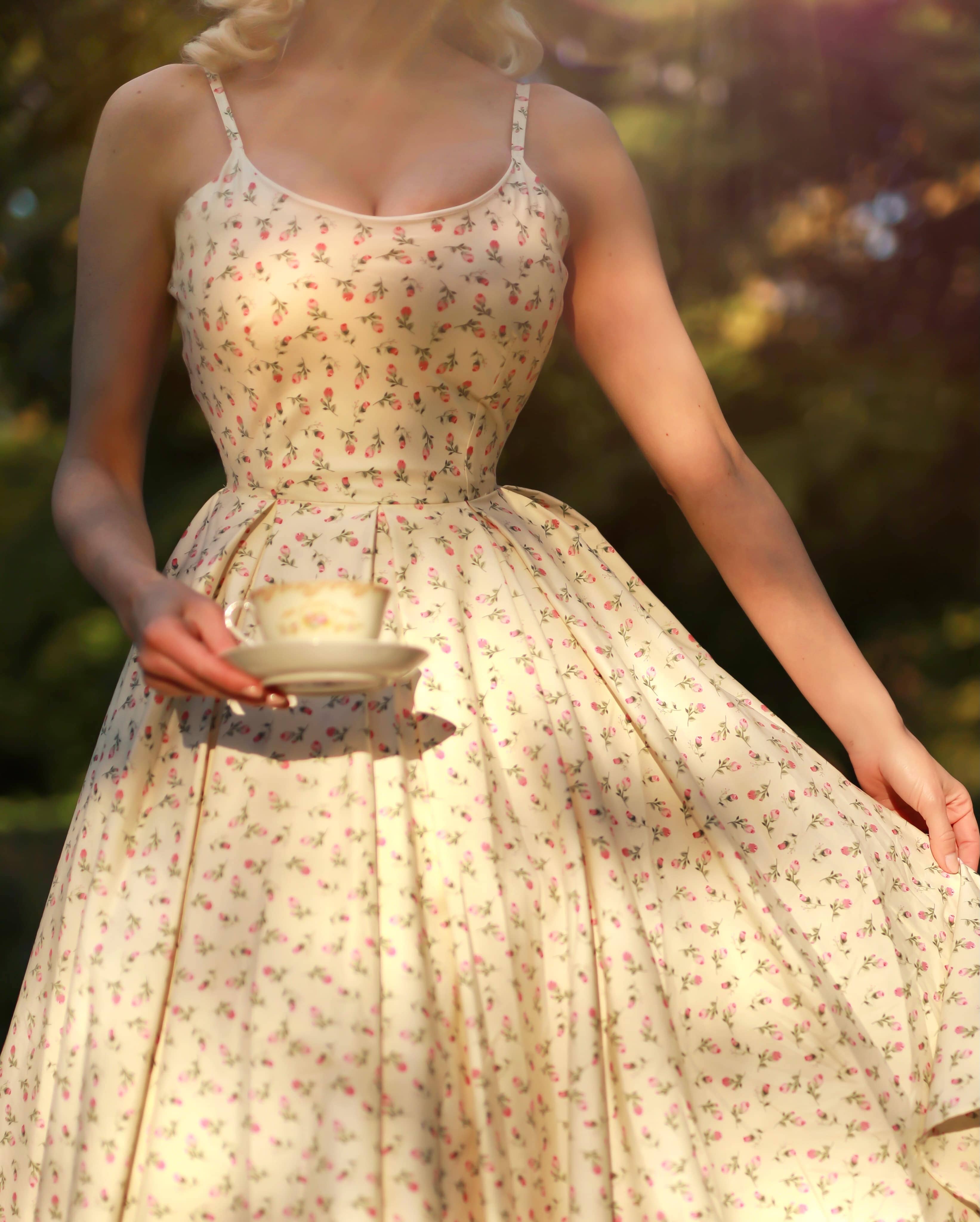 Priscilla swingkjole i lys gul med roser Kjoler Pretty Dress Company 