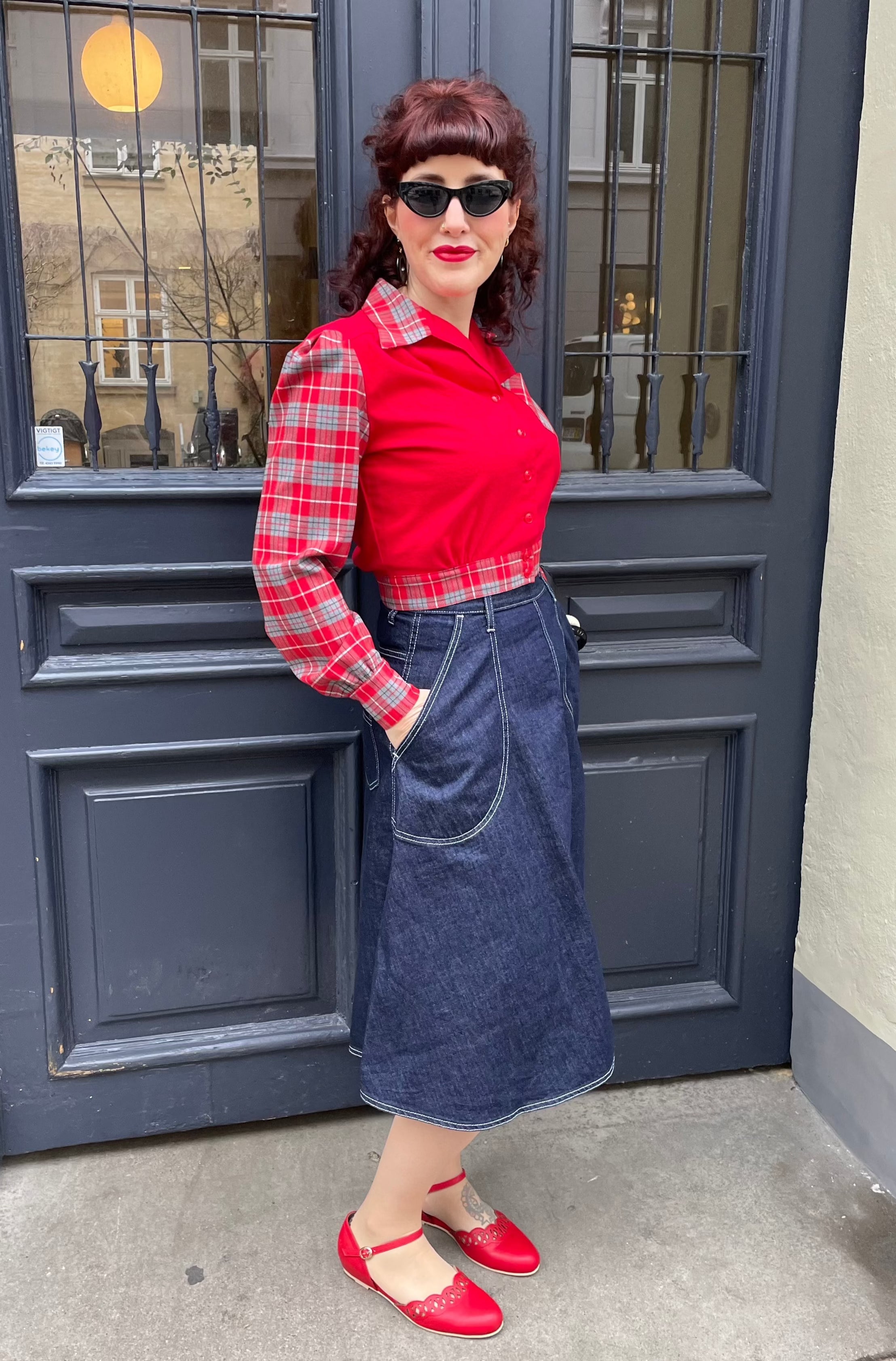 Rød og tartan skjorte-jakke i cropped 50'er stil tøj Freddies Of Pinewood 