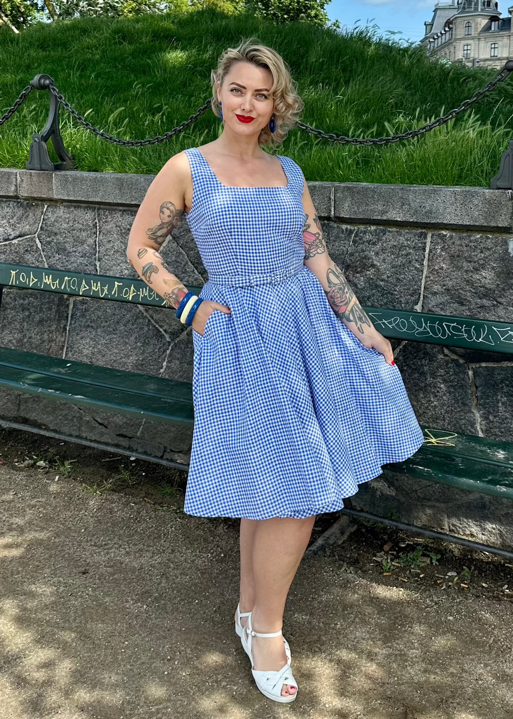 Rosie swingkjole med brede stropper i blå og hvide gingham tern Kjoler Daisy Dapper 