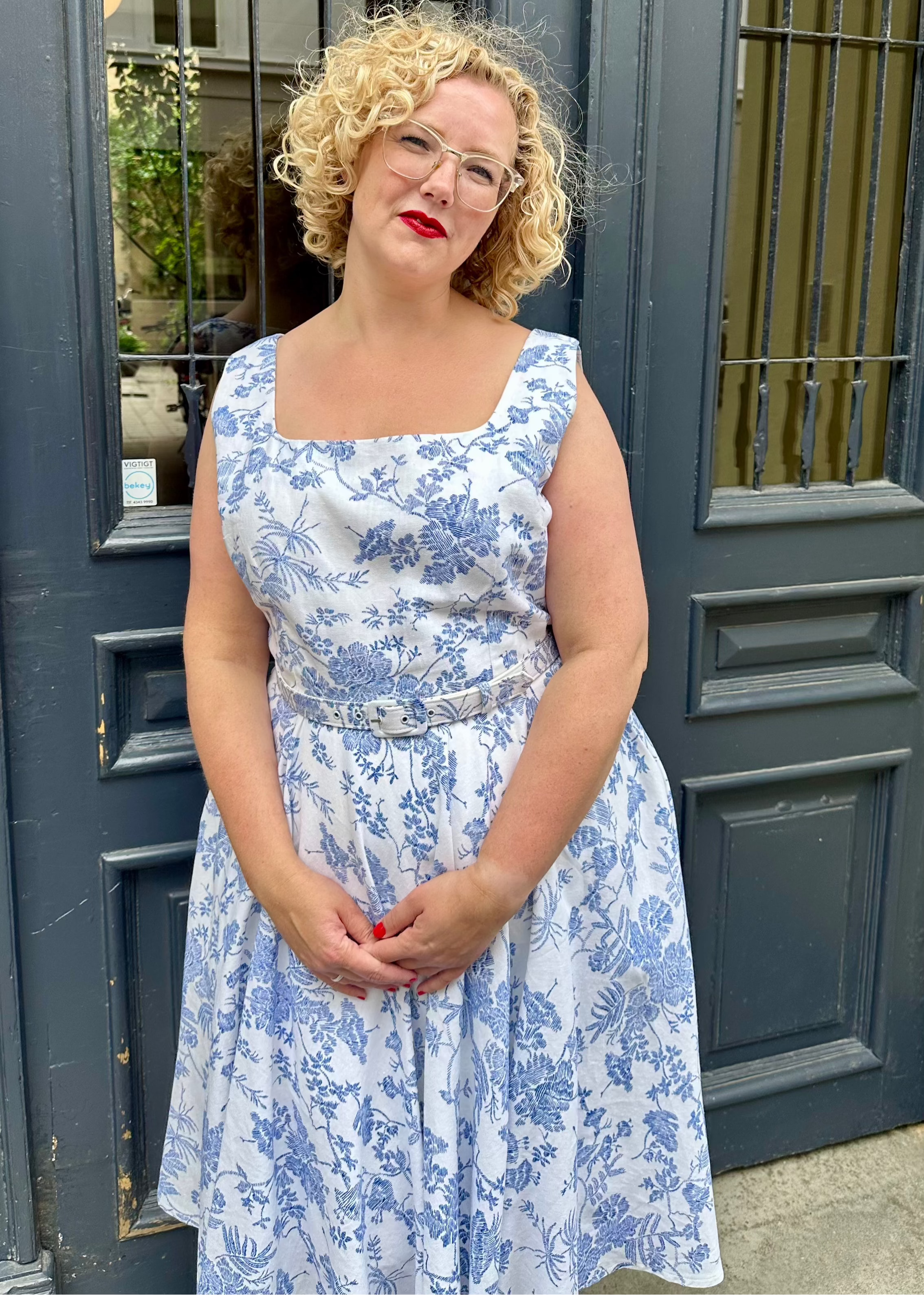Rosie swingkjole med brede stropper i hvid med blomster Kjoler Daisy Dapper 