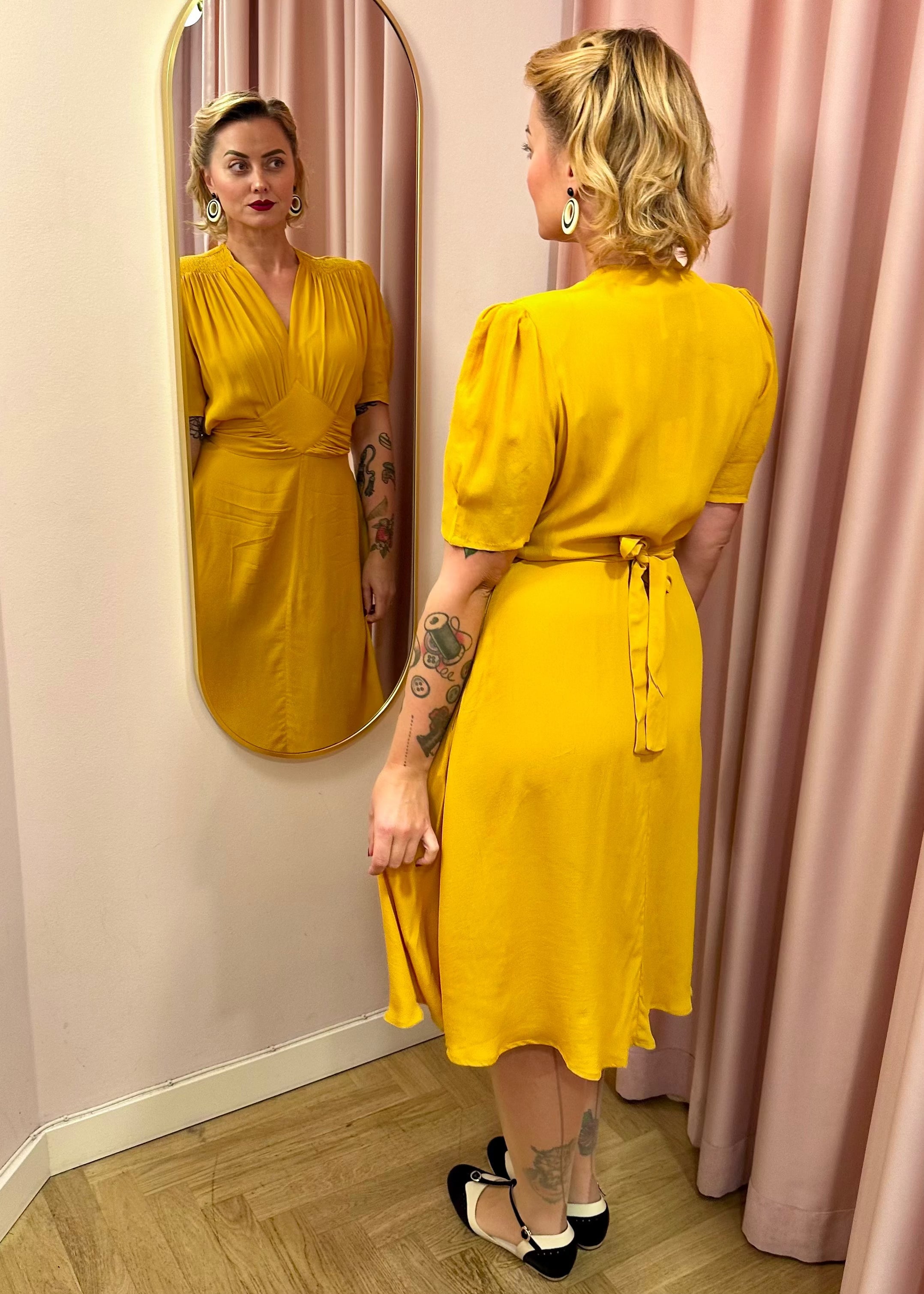 Ruby A-line kjole i gul mustard Kjoler Seamstress Of Bloomsbury 