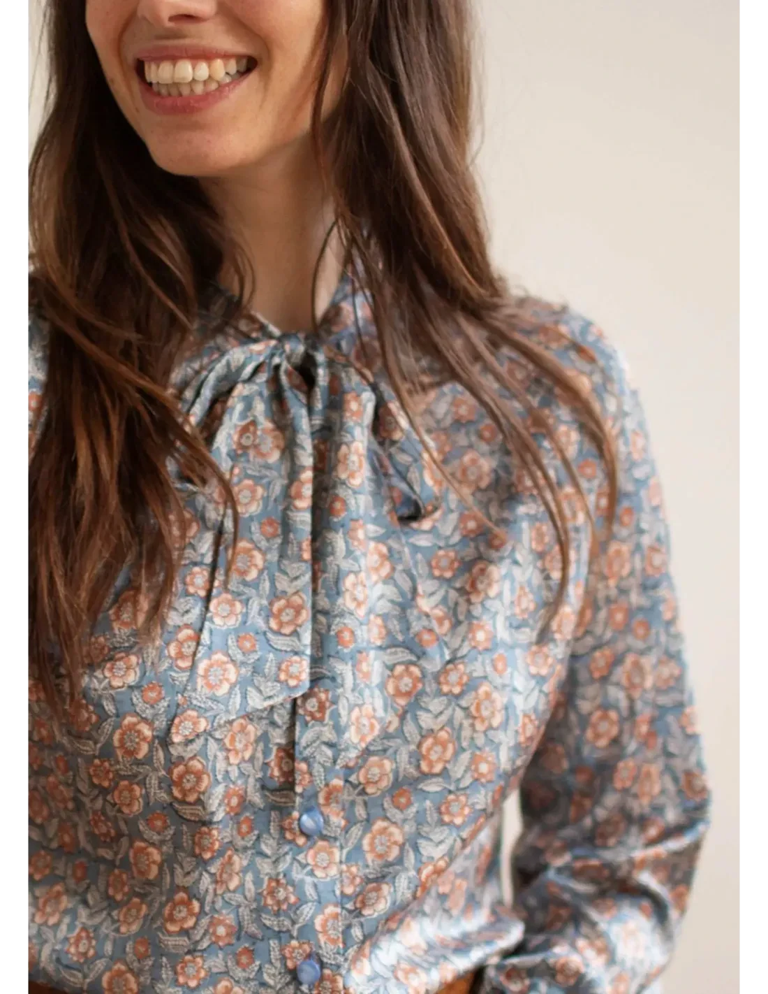 Ruffle Blouse i Autumn Bloom med bindesløjfe langærmet skjorte Very Cherry 