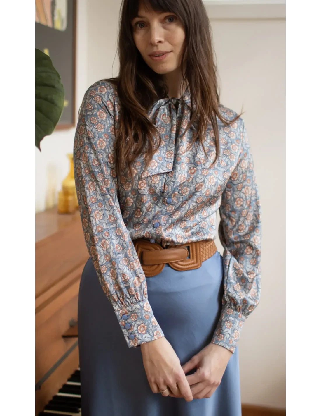 Ruffle Blouse i Autumn Bloom med bindesløjfe langærmet skjorte Very Cherry 
